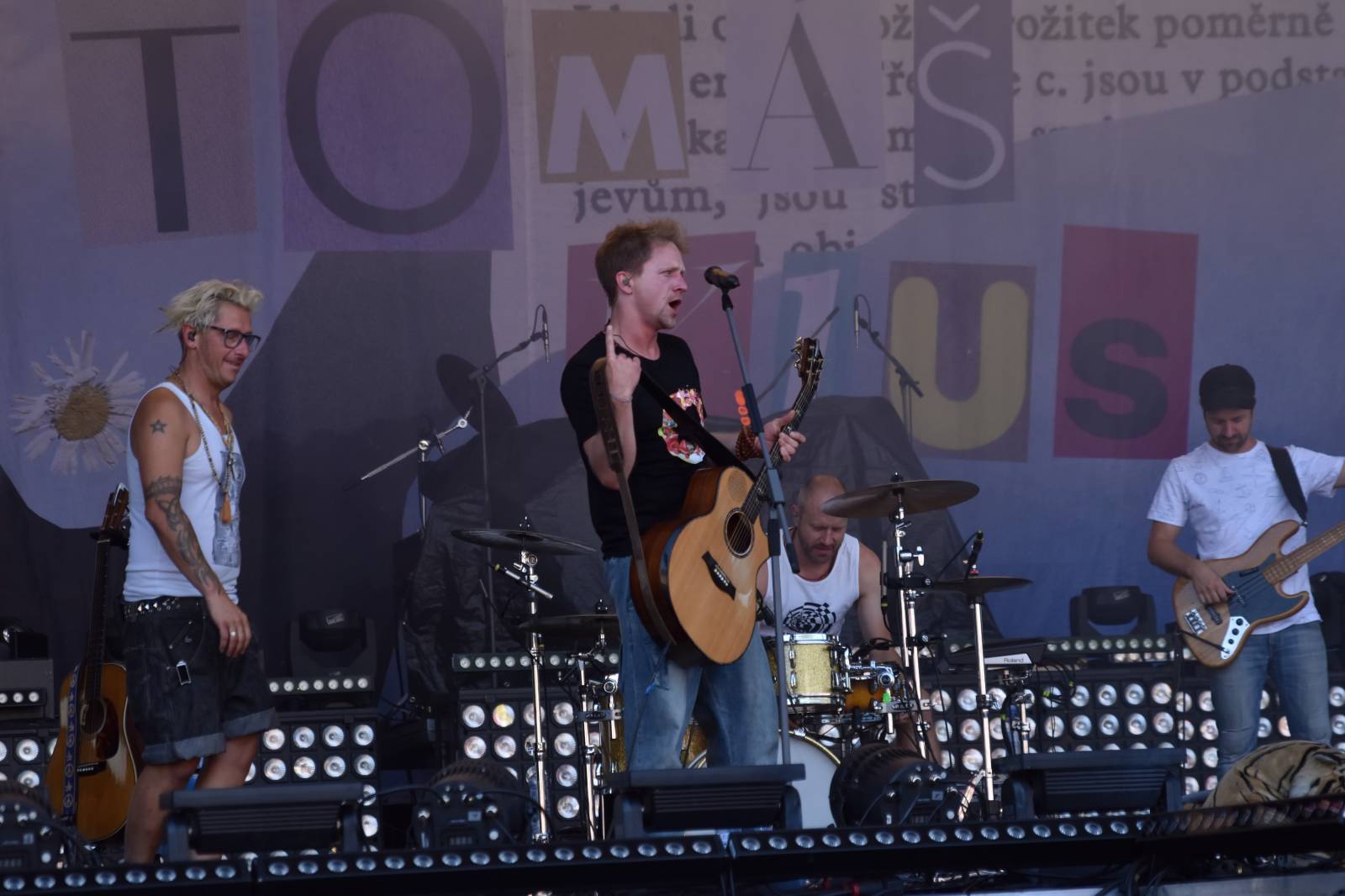 Na Točníku fanoušky zkropili hasiči. Do rozpáleného kotle zamířil Tomáš Klus, zahráli i Dymytry a Kabát