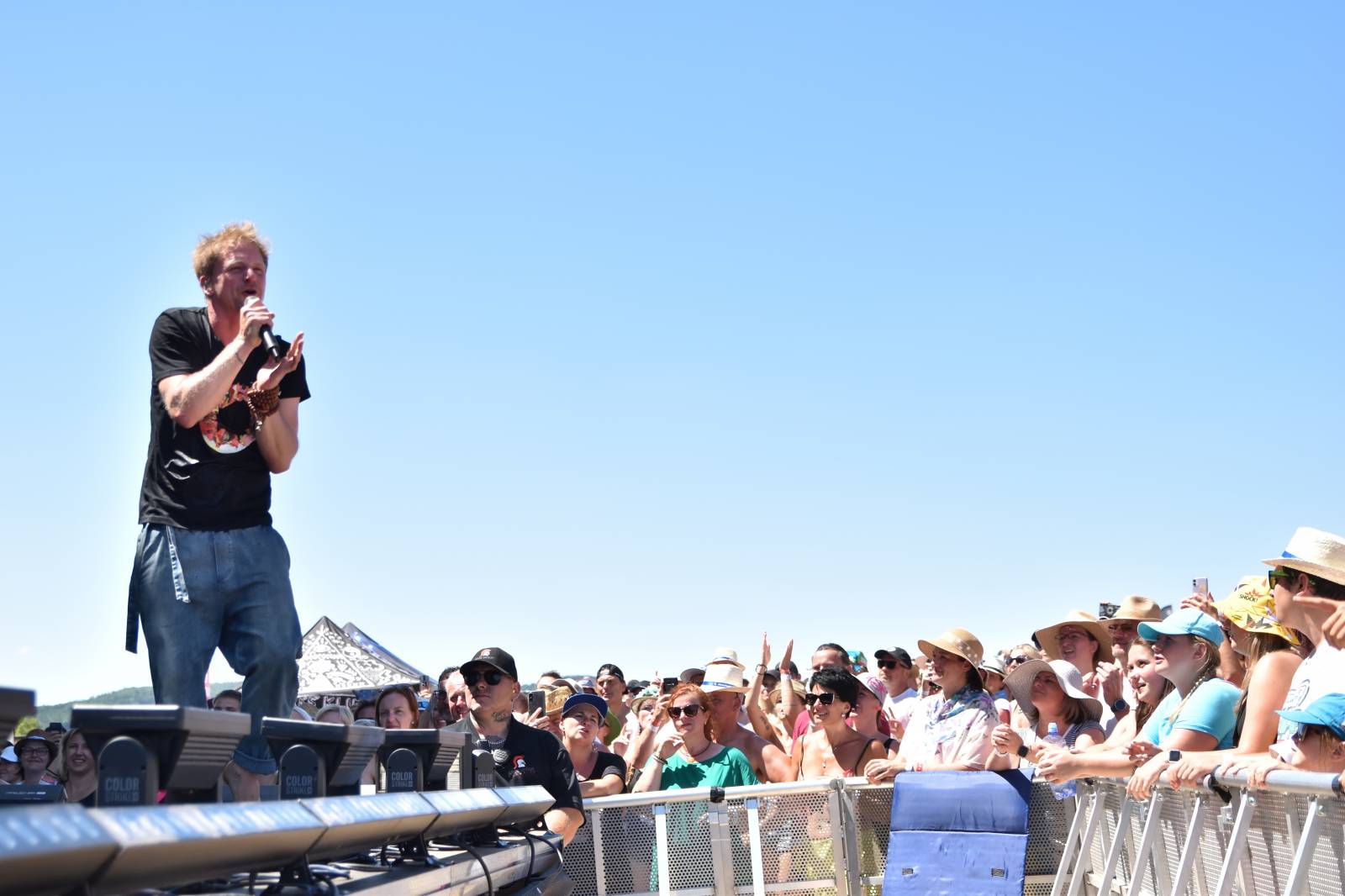 Na Točníku fanoušky zkropili hasiči. Do rozpáleného kotle zamířil Tomáš Klus, zahráli i Dymytry a Kabát