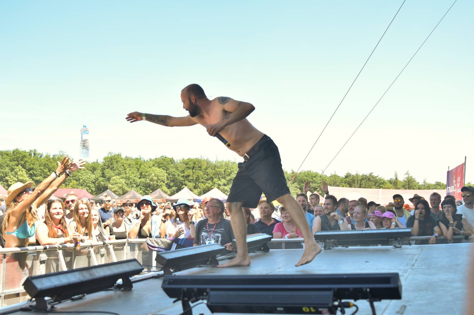 Na Točníku fanoušky zkropili hasiči. Do rozpáleného kotle zamířil Tomáš Klus, zahráli i Dymytry a Kabát