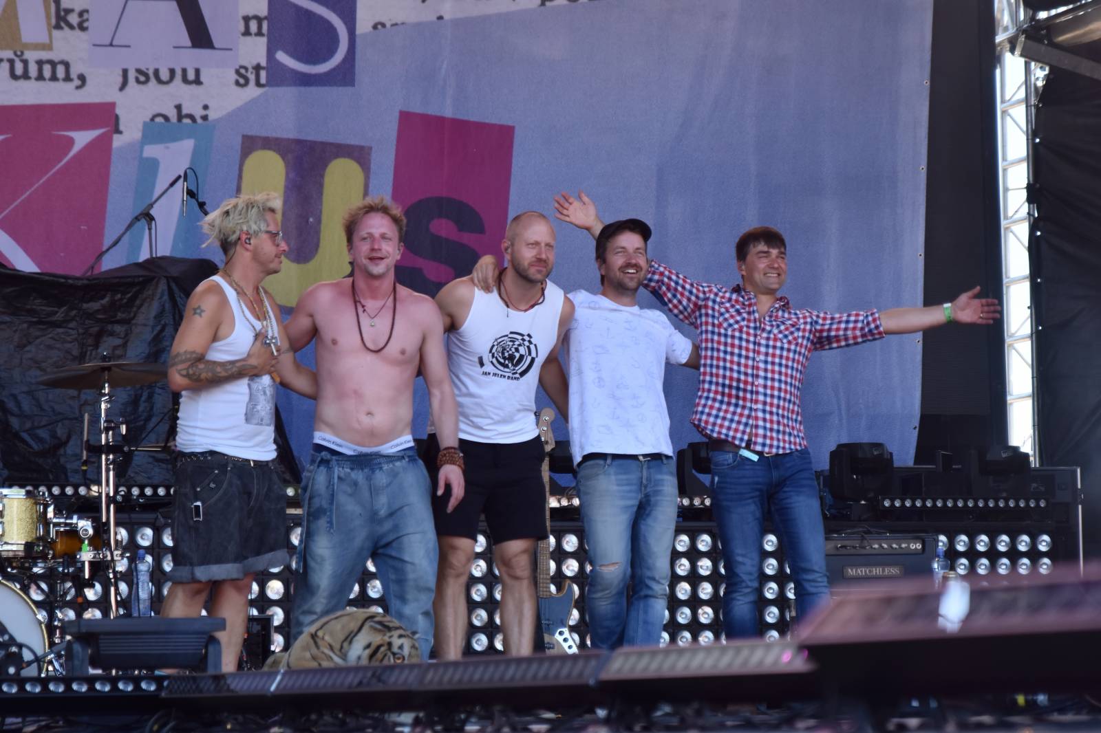 Na Točníku fanoušky zkropili hasiči. Do rozpáleného kotle zamířil Tomáš Klus, zahráli i Dymytry a Kabát