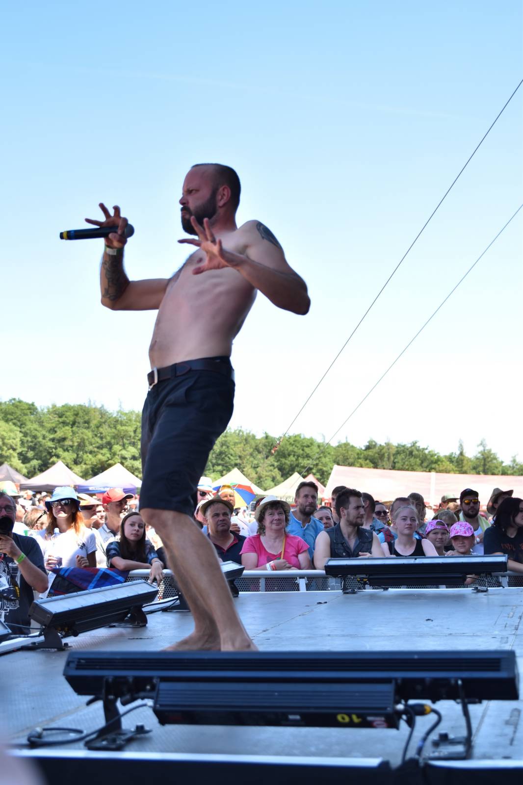 Na Točníku fanoušky zkropili hasiči. Do rozpáleného kotle zamířil Tomáš Klus, zahráli i Dymytry a Kabát