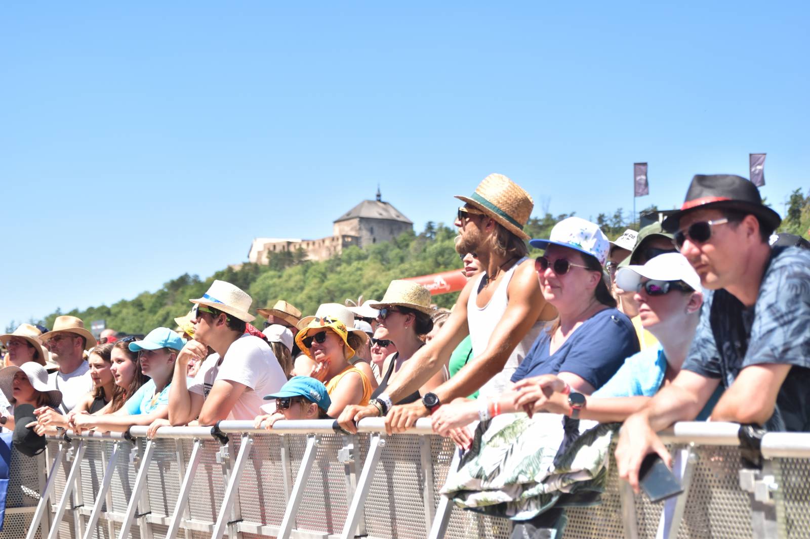 Na Točníku fanoušky zkropili hasiči. Do rozpáleného kotle zamířil Tomáš Klus, zahráli i Dymytry a Kabát