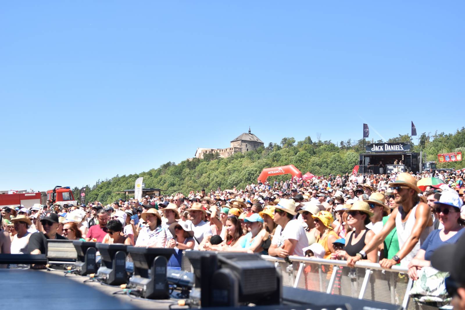 Na Točníku fanoušky zkropili hasiči. Do rozpáleného kotle zamířil Tomáš Klus, zahráli i Dymytry a Kabát