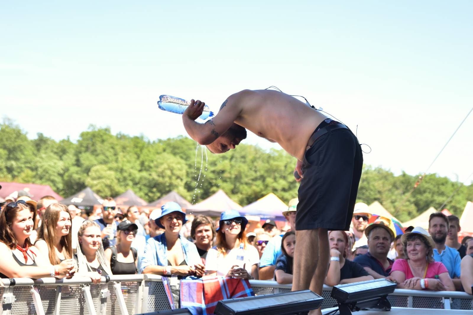 Na Točníku fanoušky zkropili hasiči. Do rozpáleného kotle zamířil Tomáš Klus, zahráli i Dymytry a Kabát