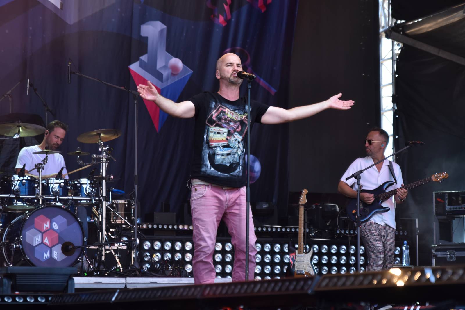 Na Točníku fanoušky zkropili hasiči. Do rozpáleného kotle zamířil Tomáš Klus, zahráli i Dymytry a Kabát