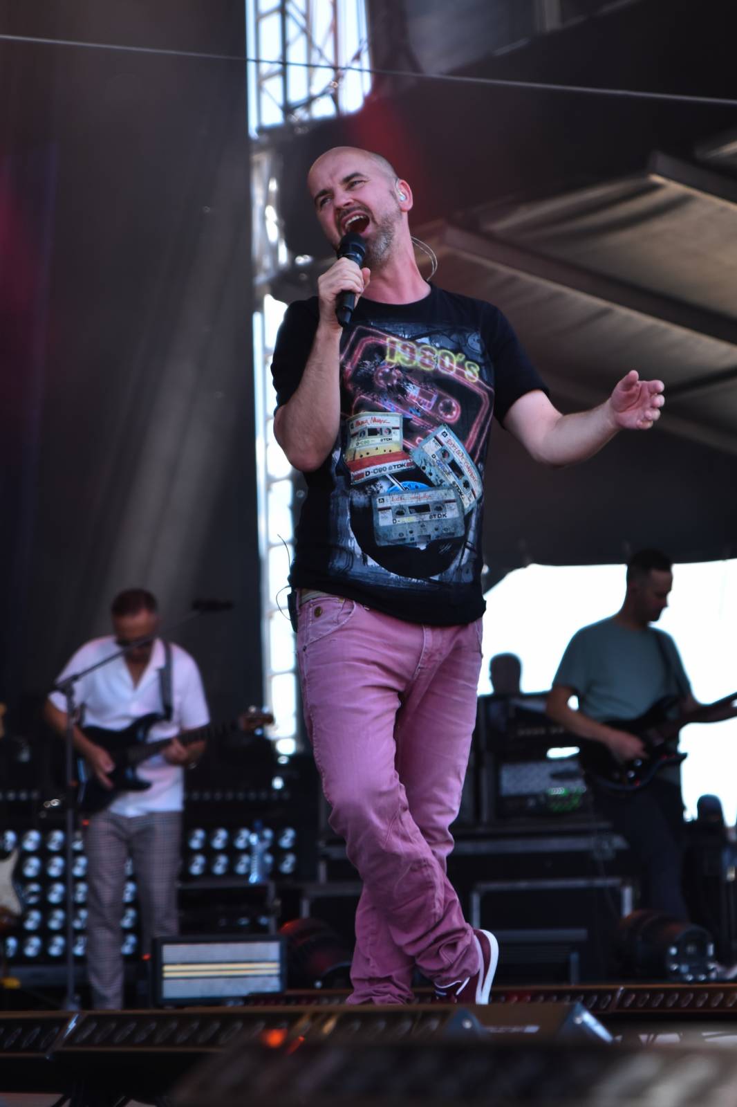 Na Točníku fanoušky zkropili hasiči. Do rozpáleného kotle zamířil Tomáš Klus, zahráli i Dymytry a Kabát