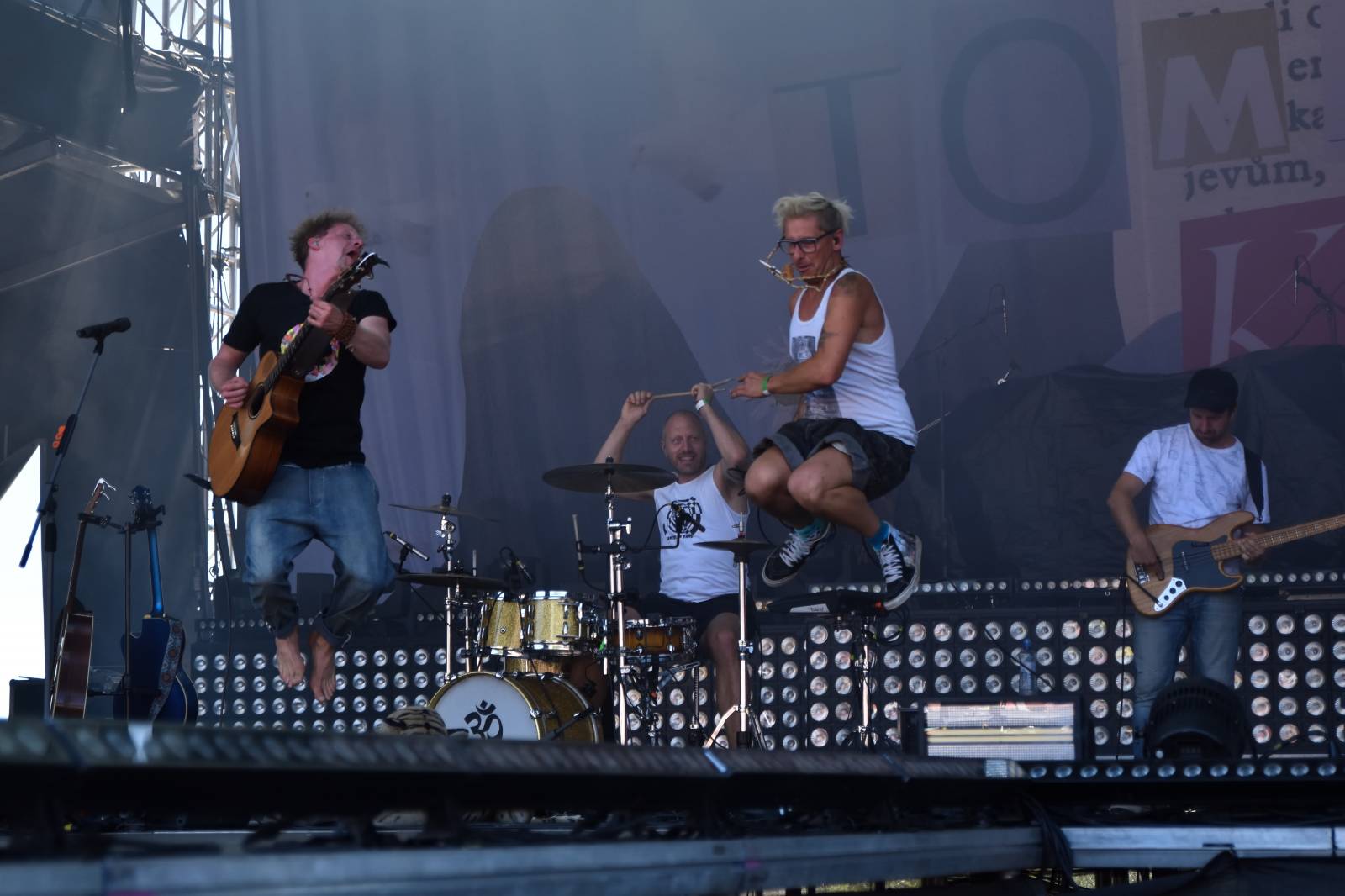 Na Točníku fanoušky zkropili hasiči. Do rozpáleného kotle zamířil Tomáš Klus, zahráli i Dymytry a Kabát