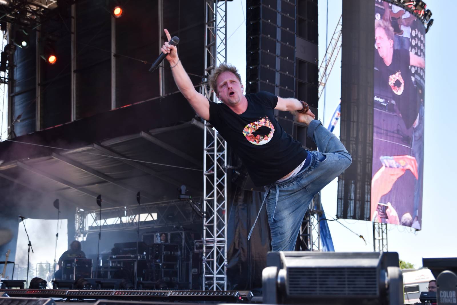 Na Točníku fanoušky zkropili hasiči. Do rozpáleného kotle zamířil Tomáš Klus, zahráli i Dymytry a Kabát