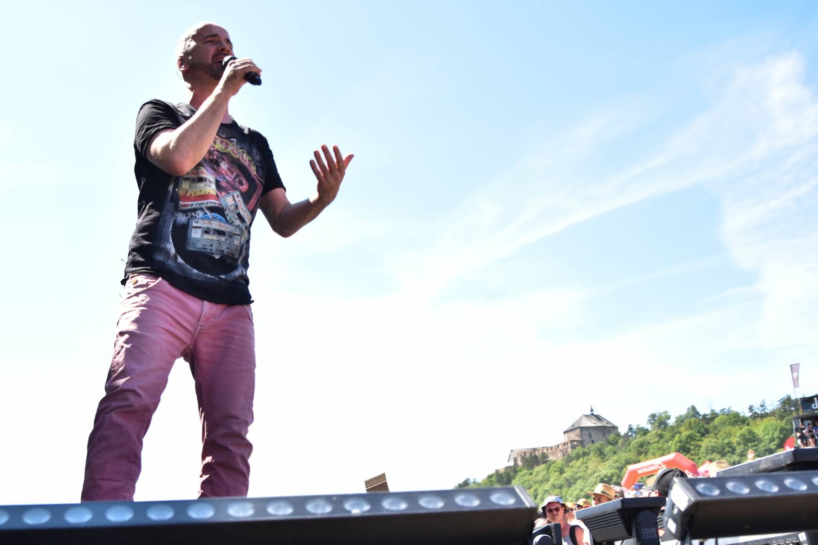 Na Točníku fanoušky zkropili hasiči. Do rozpáleného kotle zamířil Tomáš Klus, zahráli i Dymytry a Kabát