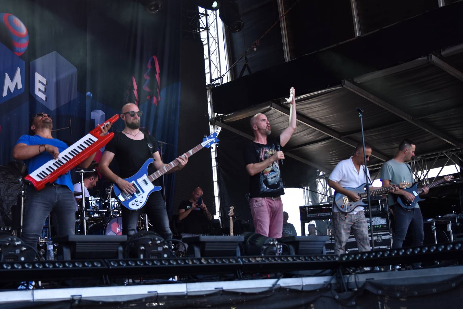 Na Točníku fanoušky zkropili hasiči. Do rozpáleného kotle zamířil Tomáš Klus, zahráli i Dymytry a Kabát