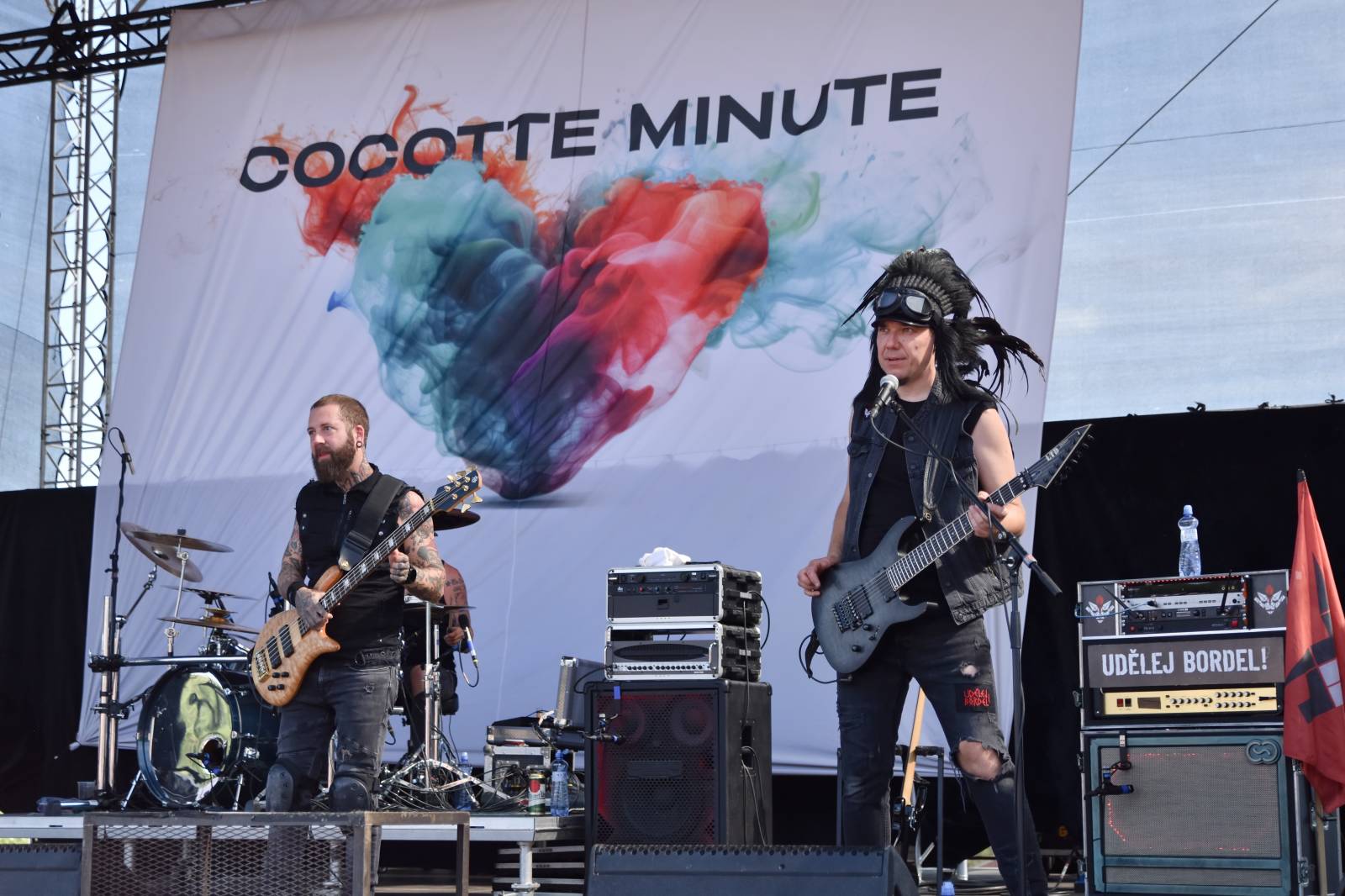 Na Točníku fanoušky zkropili hasiči. Do rozpáleného kotle zamířil Tomáš Klus, zahráli i Dymytry a Kabát