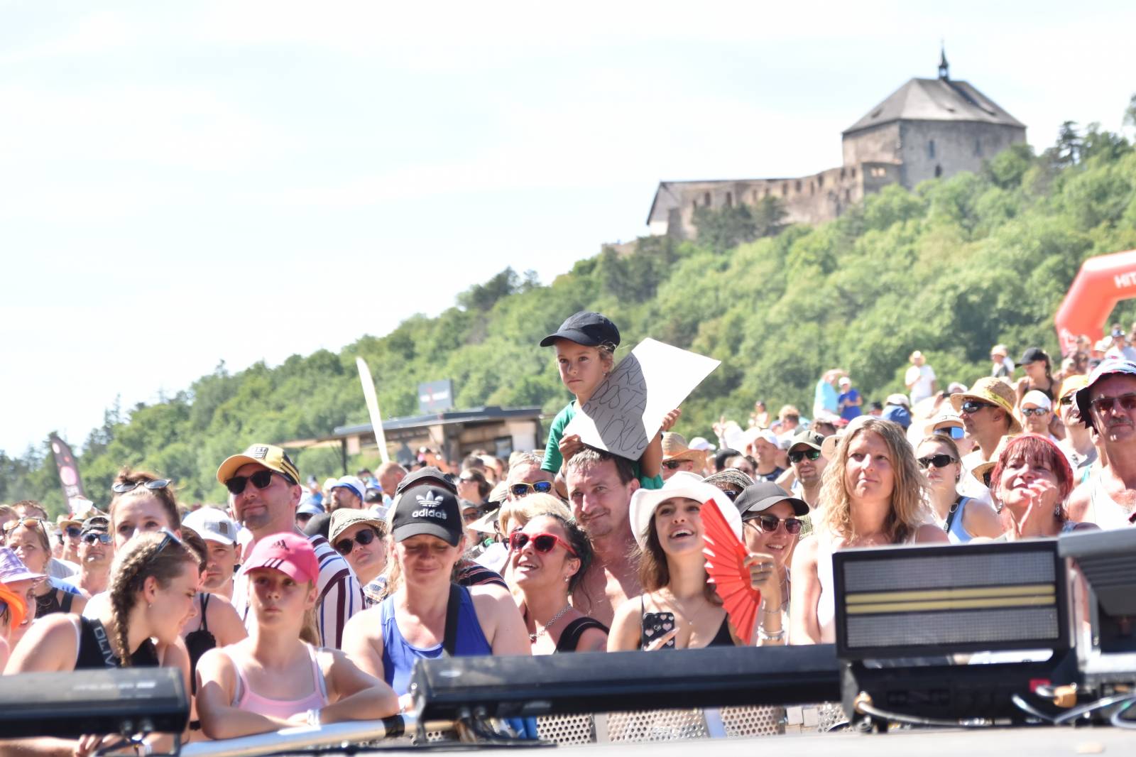 Na Točníku fanoušky zkropili hasiči. Do rozpáleného kotle zamířil Tomáš Klus, zahráli i Dymytry a Kabát