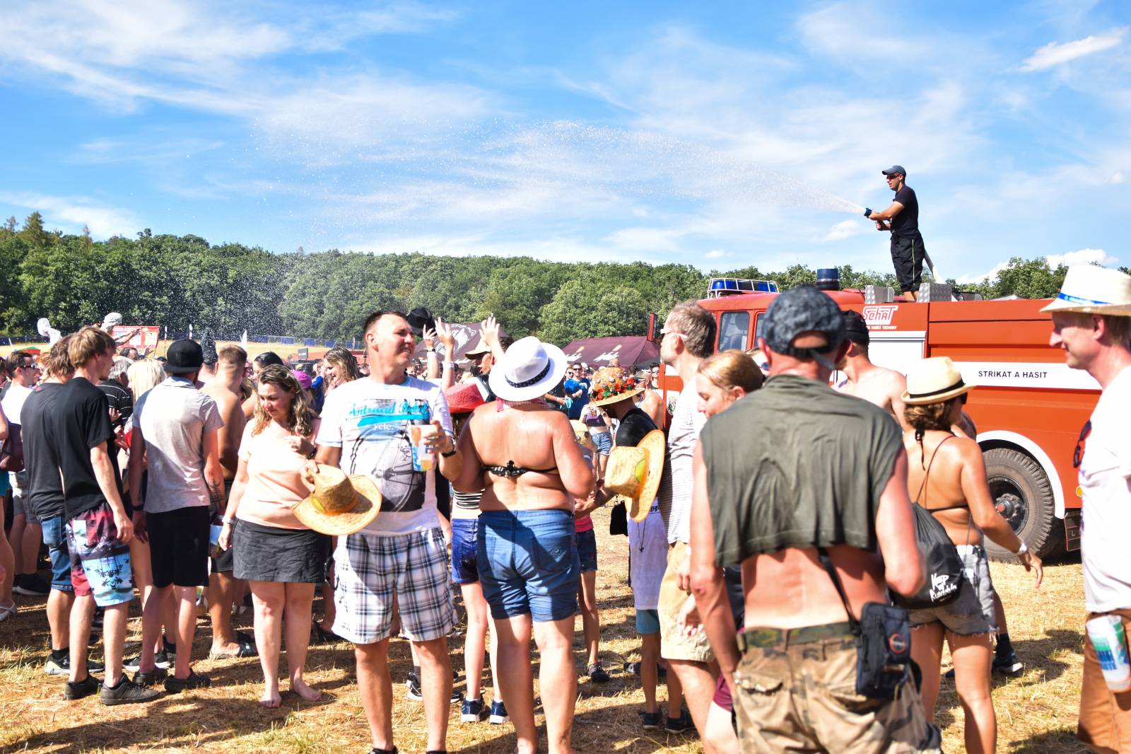 Na Točníku fanoušky zkropili hasiči. Do rozpáleného kotle zamířil Tomáš Klus, zahráli i Dymytry a Kabát