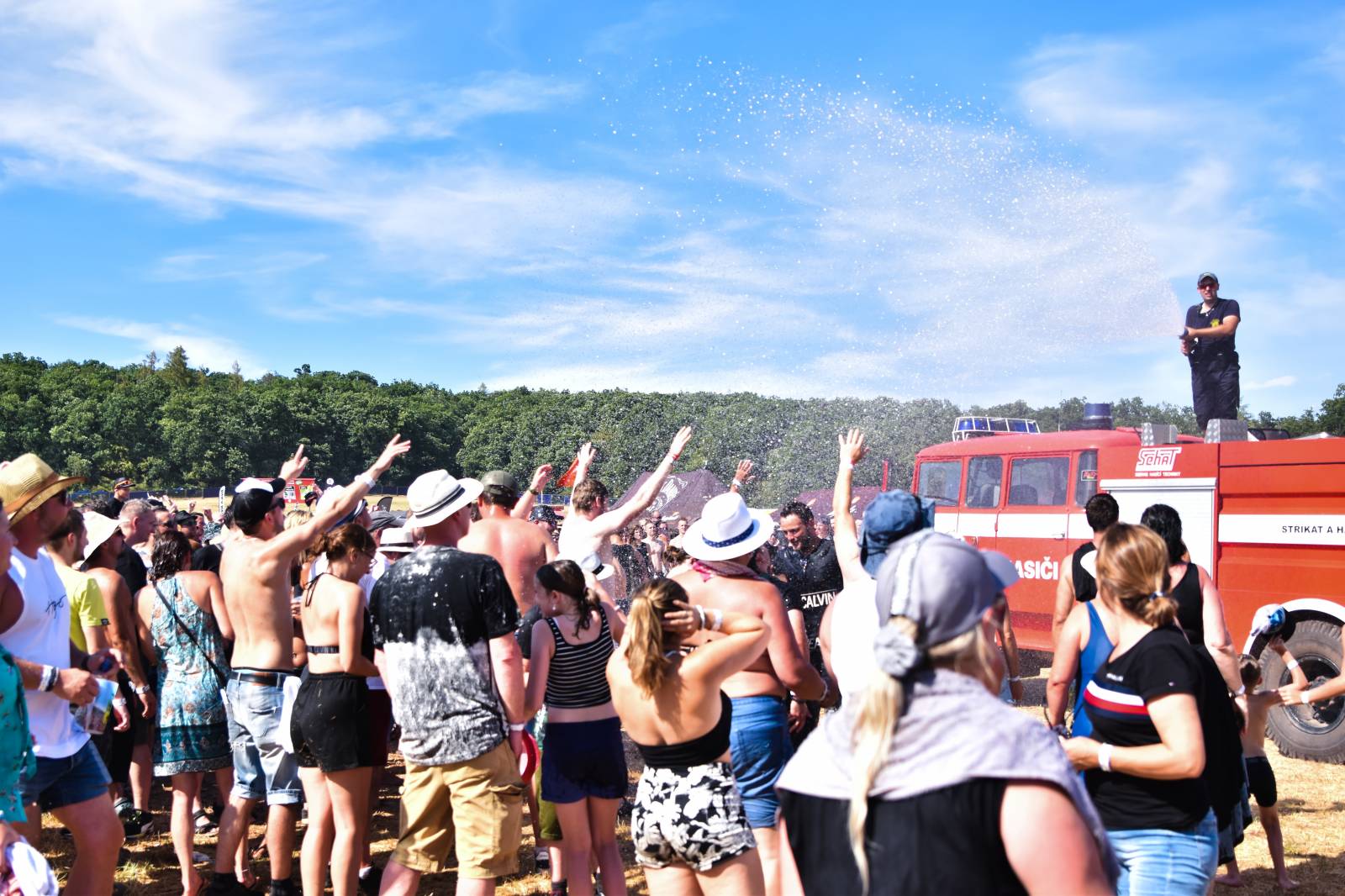 Na Točníku fanoušky zkropili hasiči. Do rozpáleného kotle zamířil Tomáš Klus, zahráli i Dymytry a Kabát