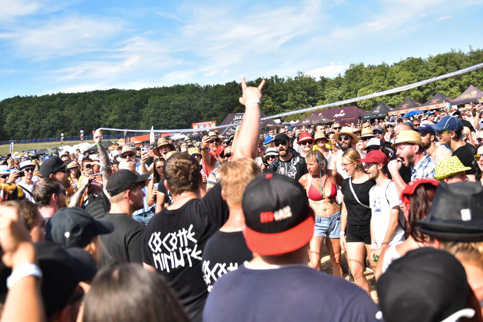 Na Točníku fanoušky zkropili hasiči. Do rozpáleného kotle zamířil Tomáš Klus, zahráli i Dymytry a Kabát