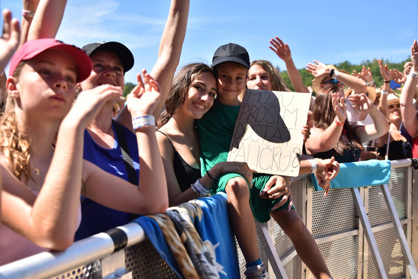 Na Točníku fanoušky zkropili hasiči. Do rozpáleného kotle zamířil Tomáš Klus, zahráli i Dymytry a Kabát