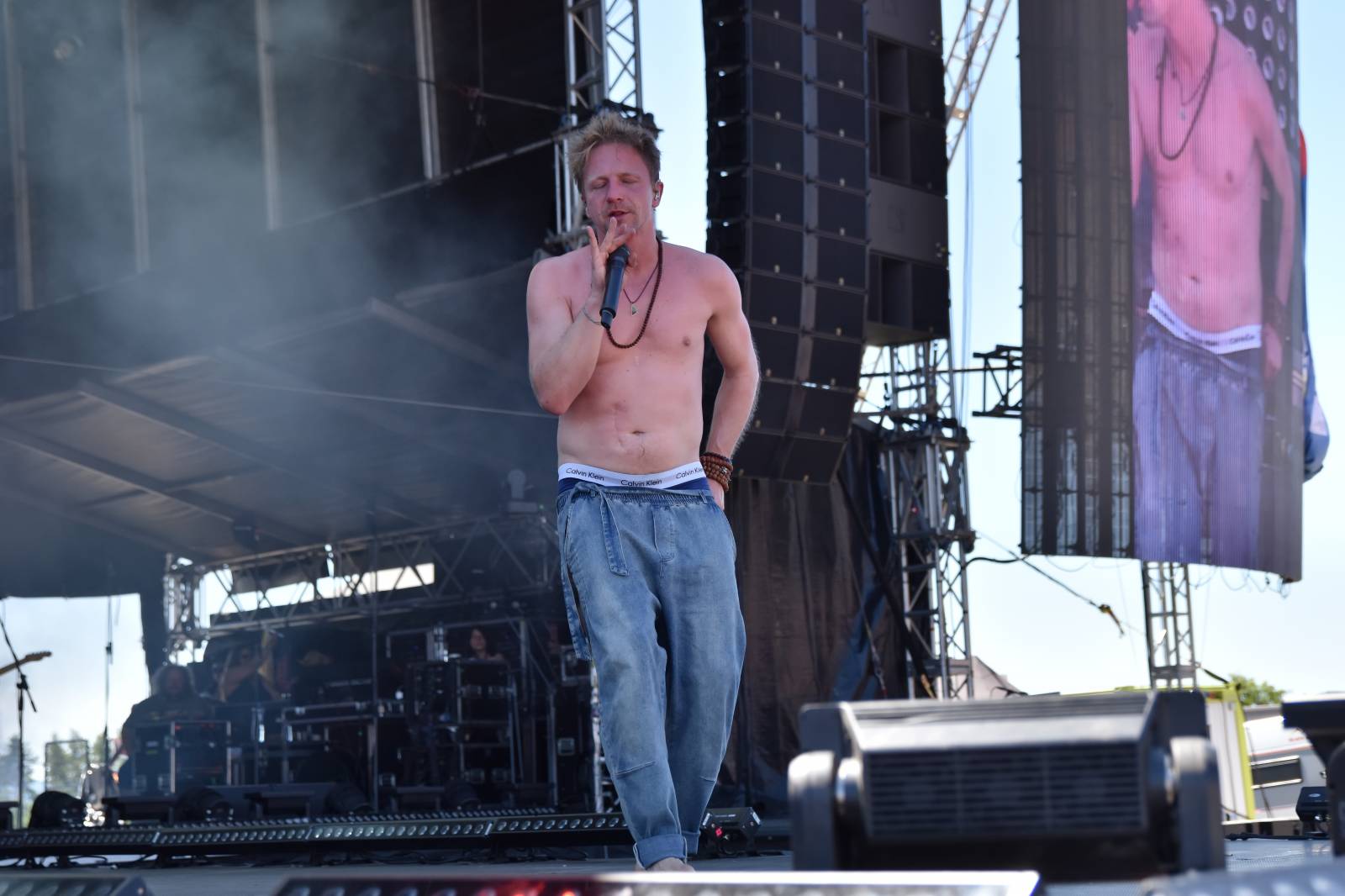 Na Točníku fanoušky zkropili hasiči. Do rozpáleného kotle zamířil Tomáš Klus, zahráli i Dymytry a Kabát