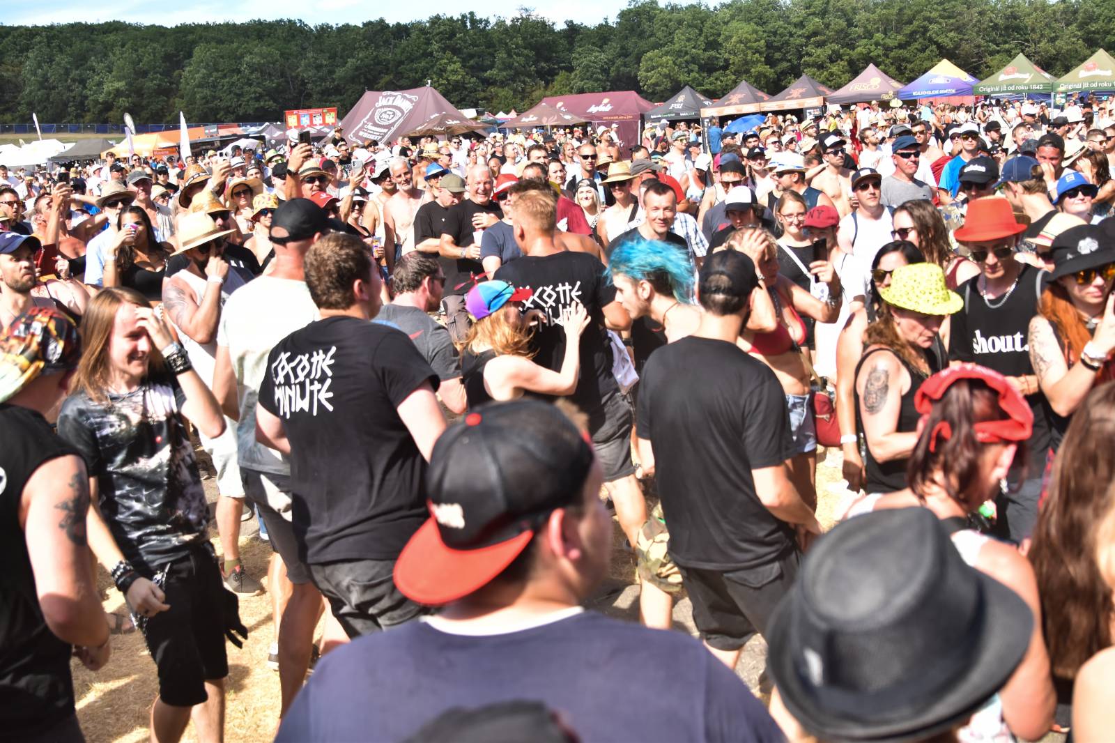 Na Točníku fanoušky zkropili hasiči. Do rozpáleného kotle zamířil Tomáš Klus, zahráli i Dymytry a Kabát