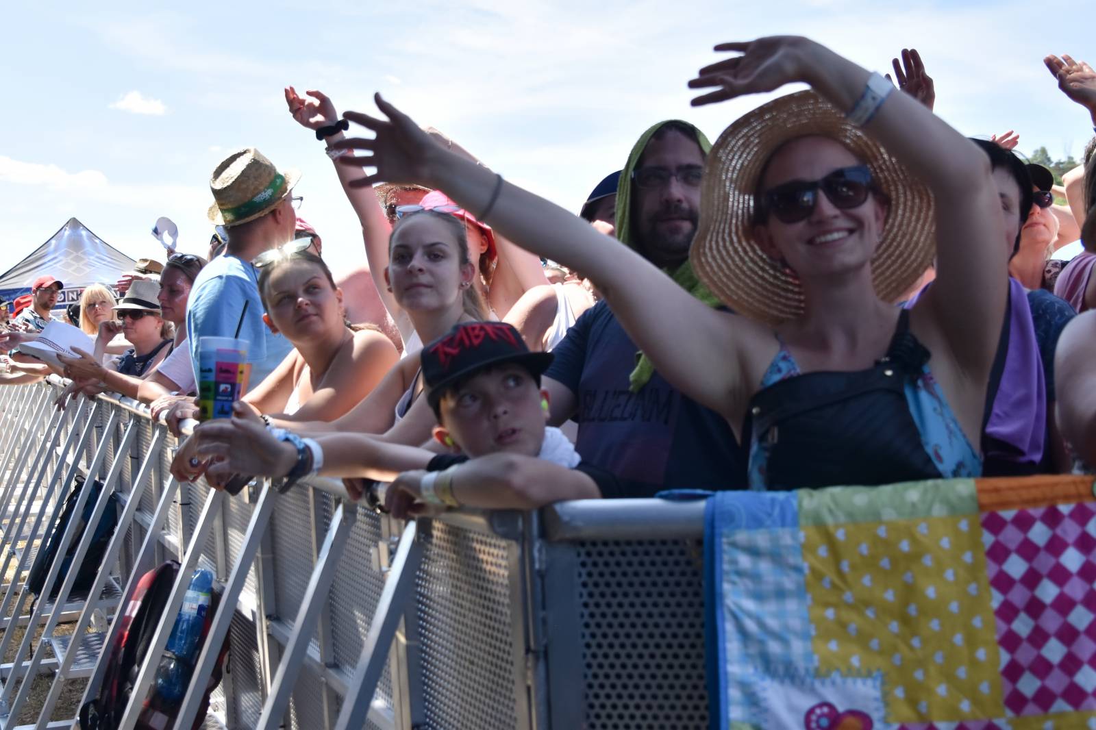 Na Točníku fanoušky zkropili hasiči. Do rozpáleného kotle zamířil Tomáš Klus, zahráli i Dymytry a Kabát