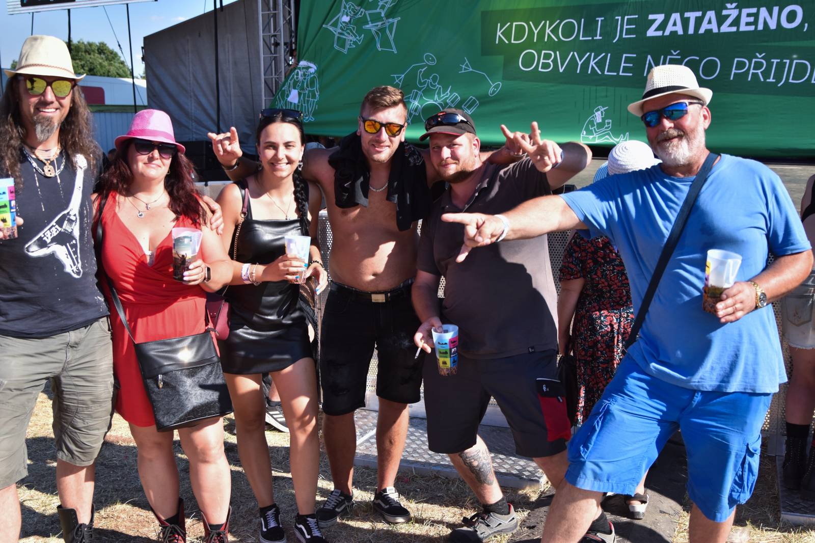 Na Točníku fanoušky zkropili hasiči. Do rozpáleného kotle zamířil Tomáš Klus, zahráli i Dymytry a Kabát