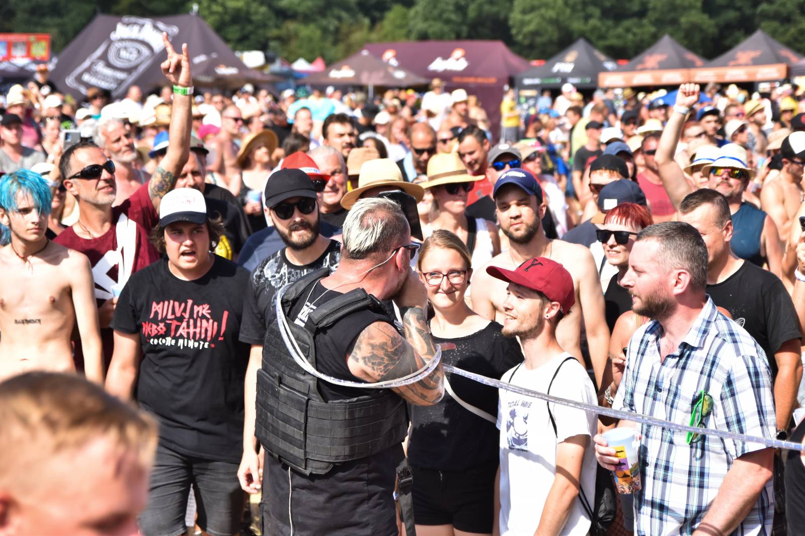 Na Točníku fanoušky zkropili hasiči. Do rozpáleného kotle zamířil Tomáš Klus, zahráli i Dymytry a Kabát