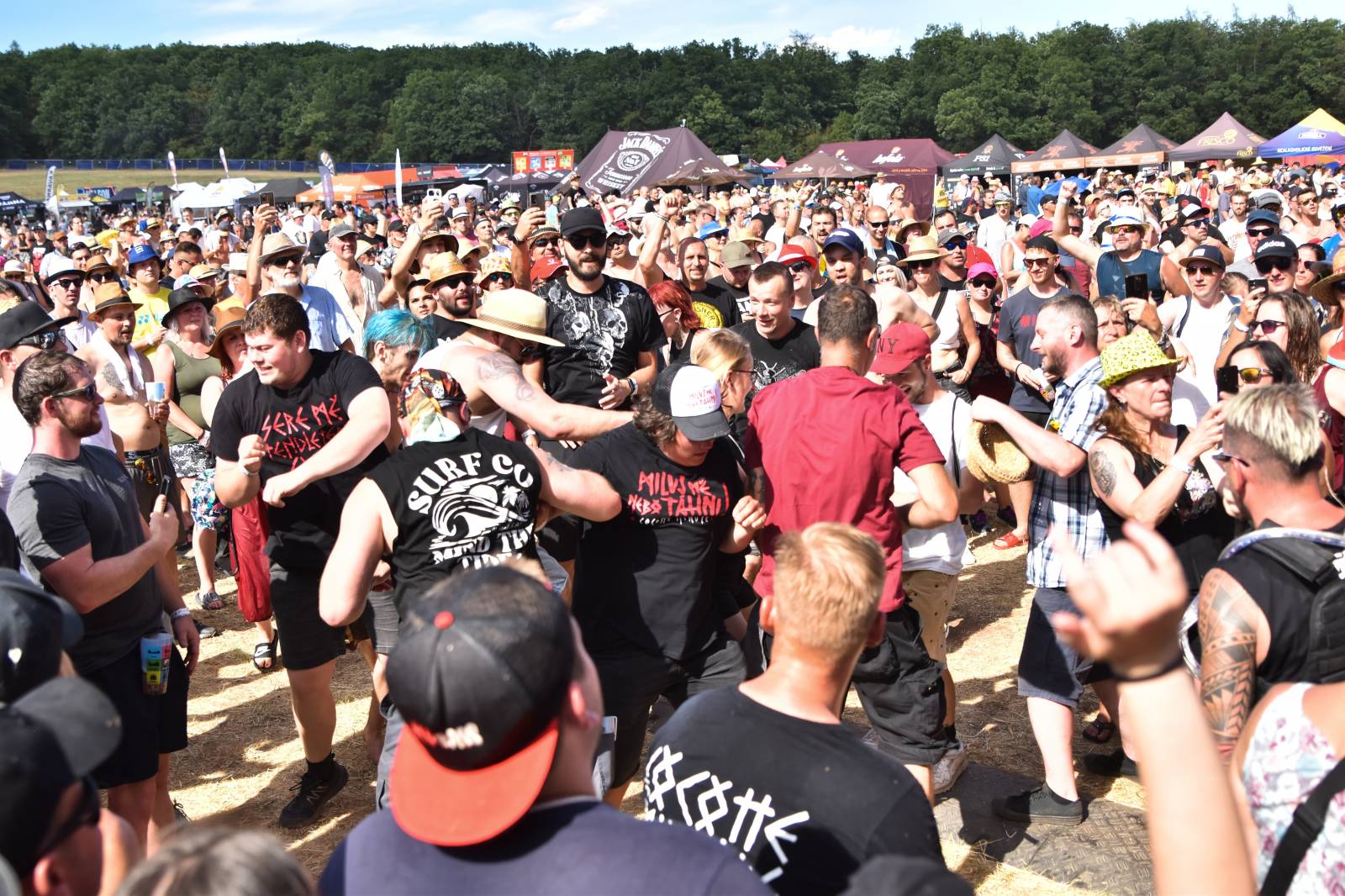 Na Točníku fanoušky zkropili hasiči. Do rozpáleného kotle zamířil Tomáš Klus, zahráli i Dymytry a Kabát