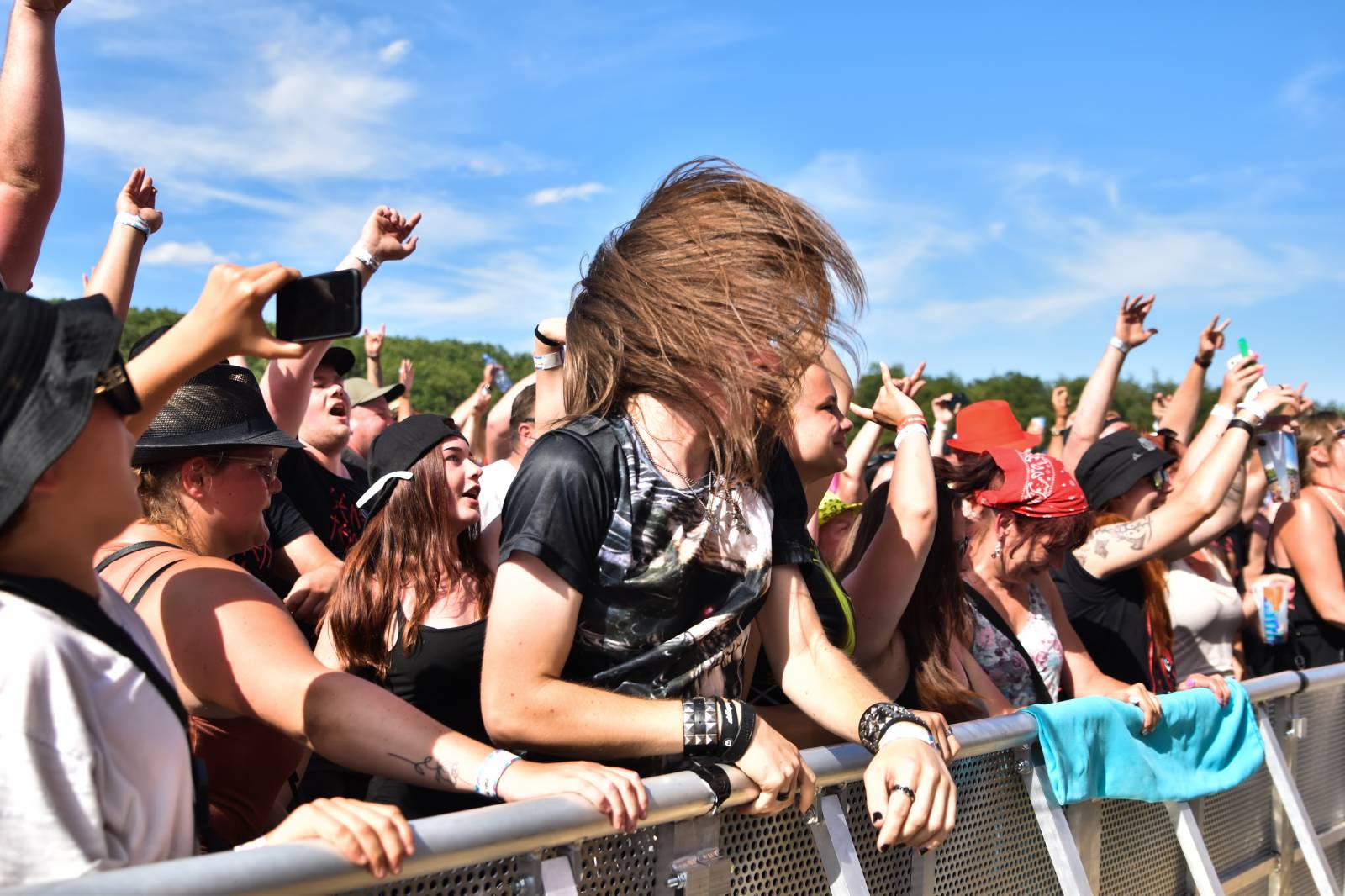 Na Točníku fanoušky zkropili hasiči. Do rozpáleného kotle zamířil Tomáš Klus, zahráli i Dymytry a Kabát