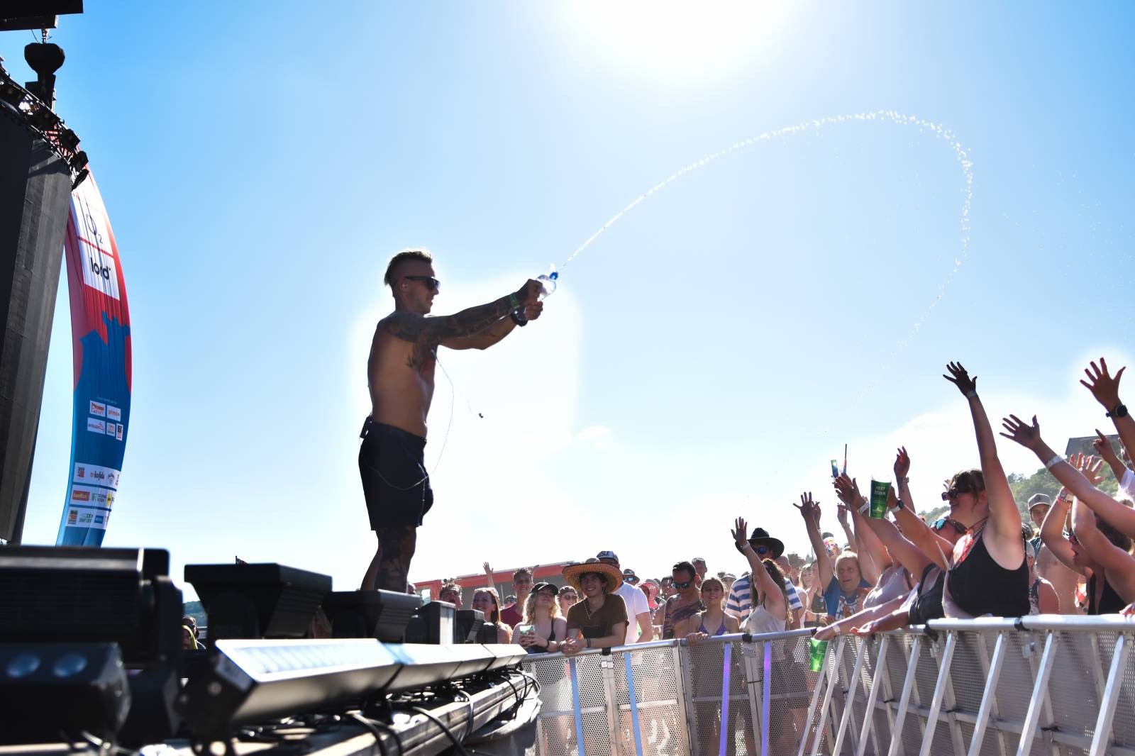 Na Točníku fanoušky zkropili hasiči. Do rozpáleného kotle zamířil Tomáš Klus, zahráli i Dymytry a Kabát