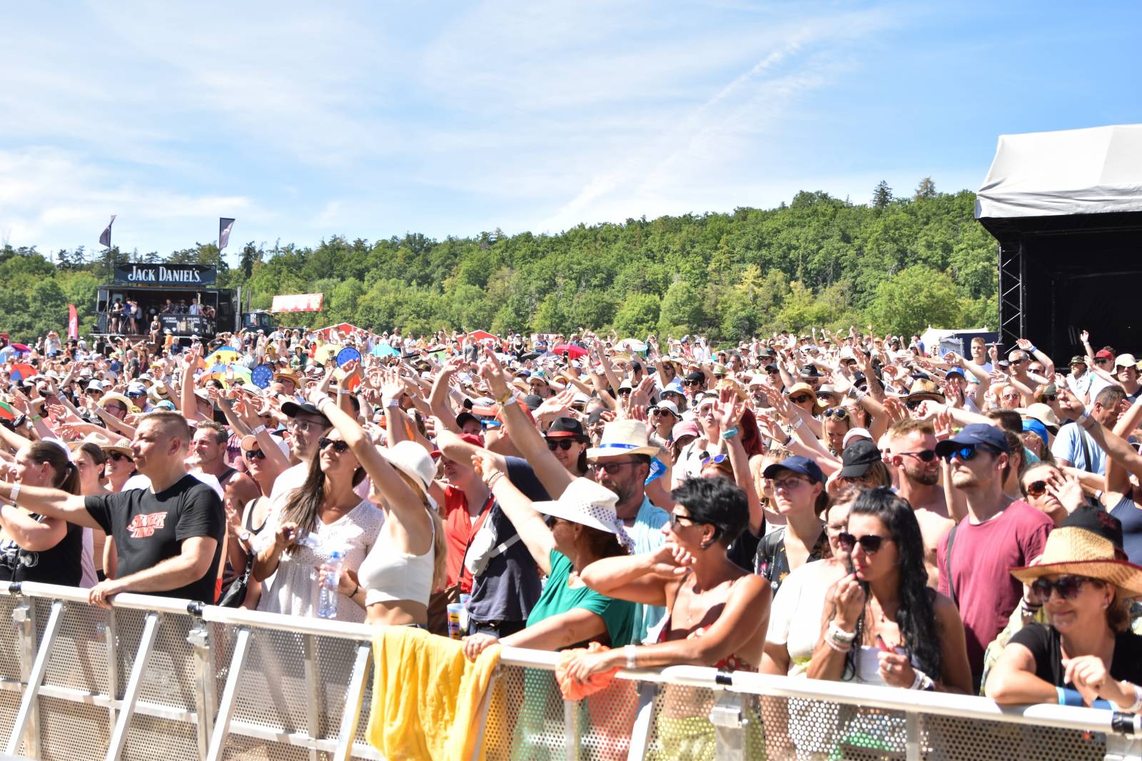Na Točníku fanoušky zkropili hasiči. Do rozpáleného kotle zamířil Tomáš Klus, zahráli i Dymytry a Kabát
