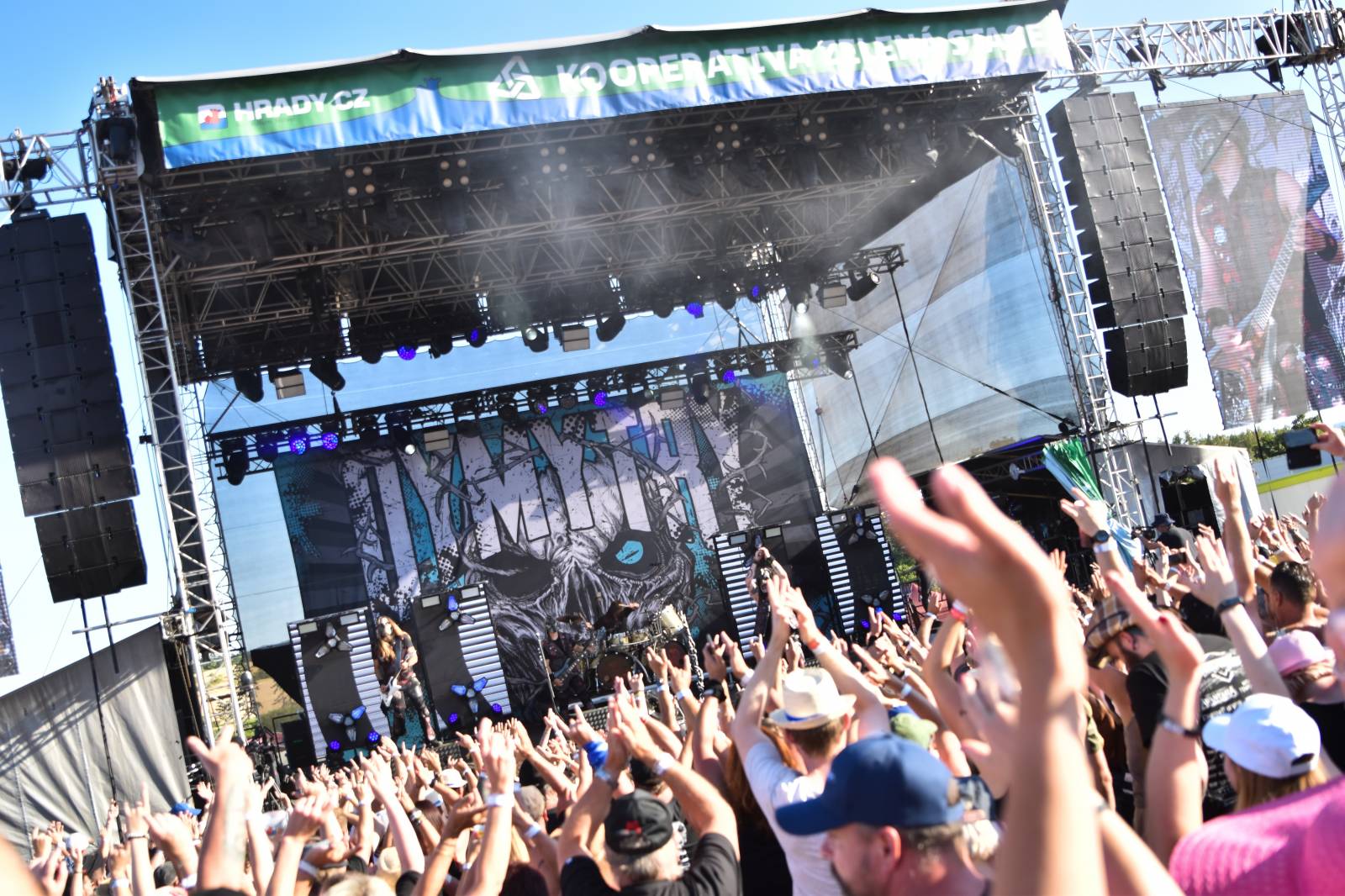 Na Točníku fanoušky zkropili hasiči. Do rozpáleného kotle zamířil Tomáš Klus, zahráli i Dymytry a Kabát