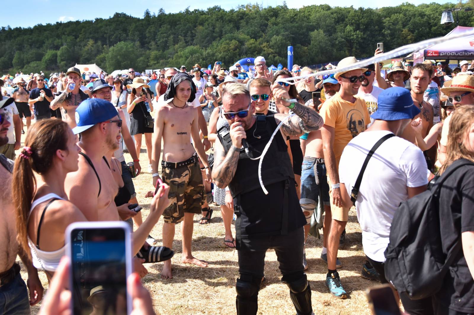 Na Točníku fanoušky zkropili hasiči. Do rozpáleného kotle zamířil Tomáš Klus, zahráli i Dymytry a Kabát