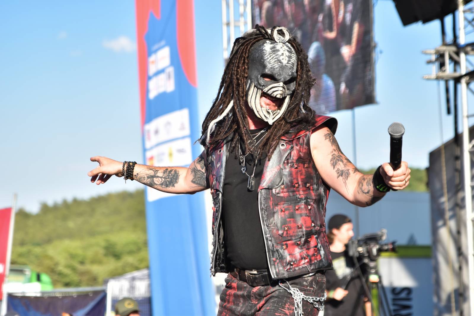 Na Točníku fanoušky zkropili hasiči. Do rozpáleného kotle zamířil Tomáš Klus, zahráli i Dymytry a Kabát