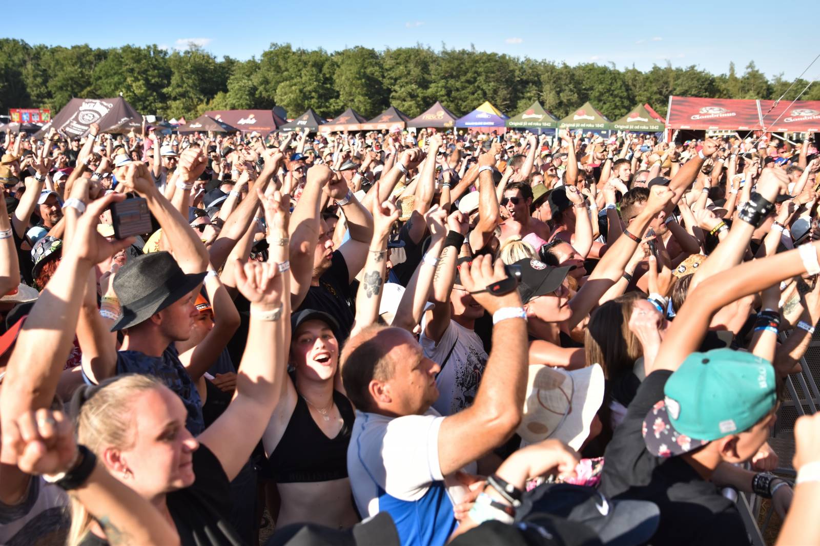 Na Točníku fanoušky zkropili hasiči. Do rozpáleného kotle zamířil Tomáš Klus, zahráli i Dymytry a Kabát
