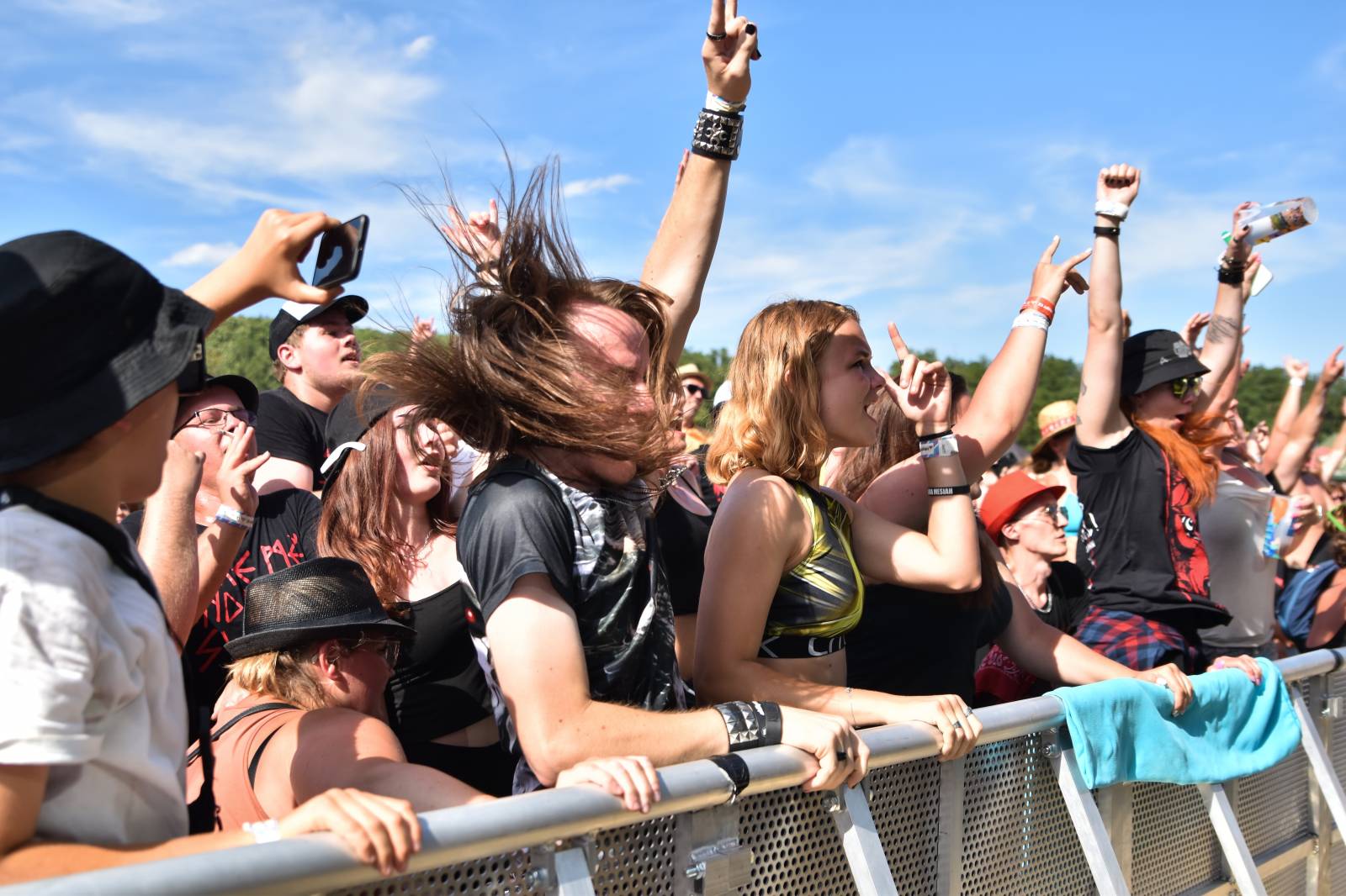 Na Točníku fanoušky zkropili hasiči. Do rozpáleného kotle zamířil Tomáš Klus, zahráli i Dymytry a Kabát