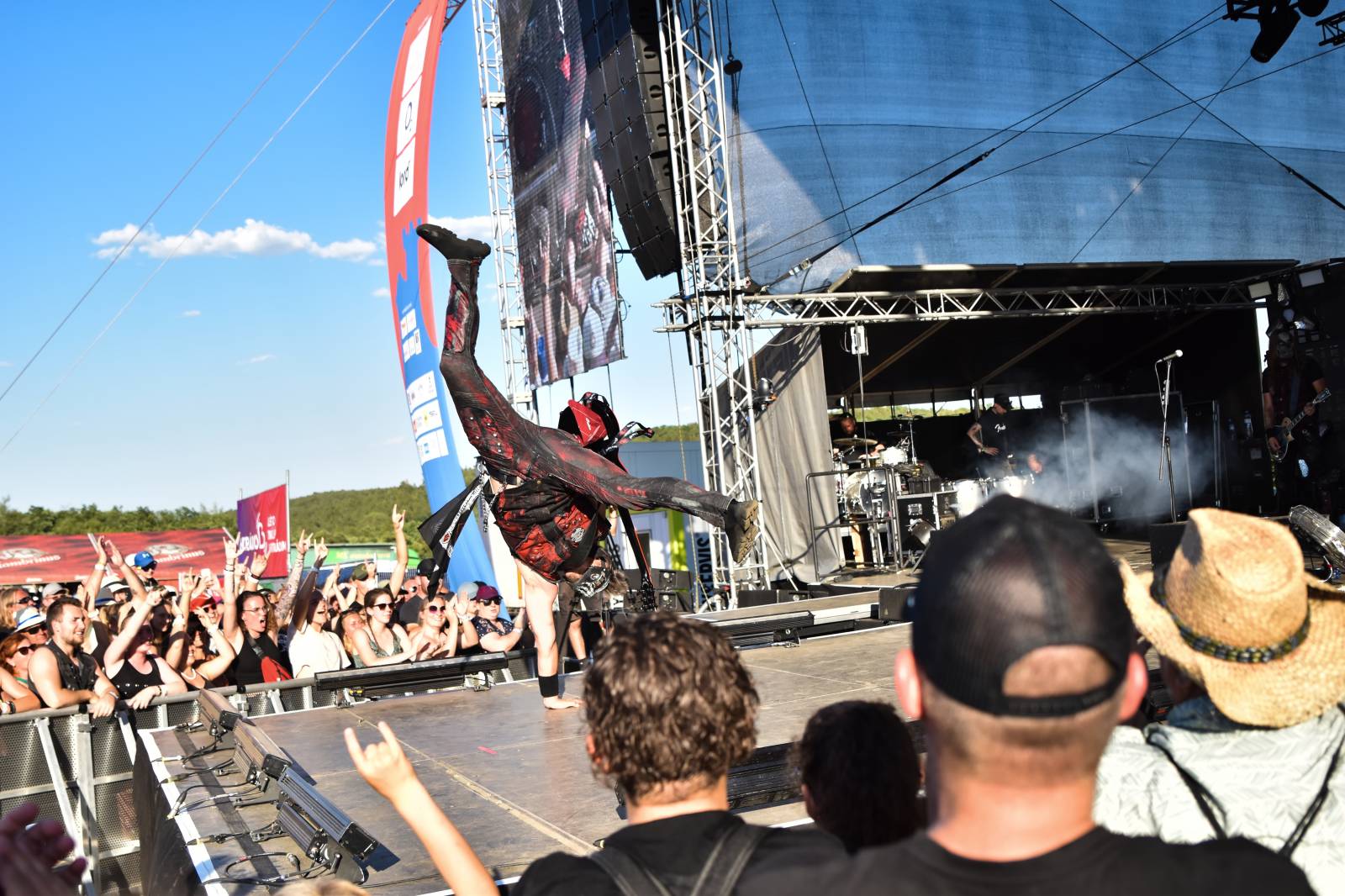 Na Točníku fanoušky zkropili hasiči. Do rozpáleného kotle zamířil Tomáš Klus, zahráli i Dymytry a Kabát