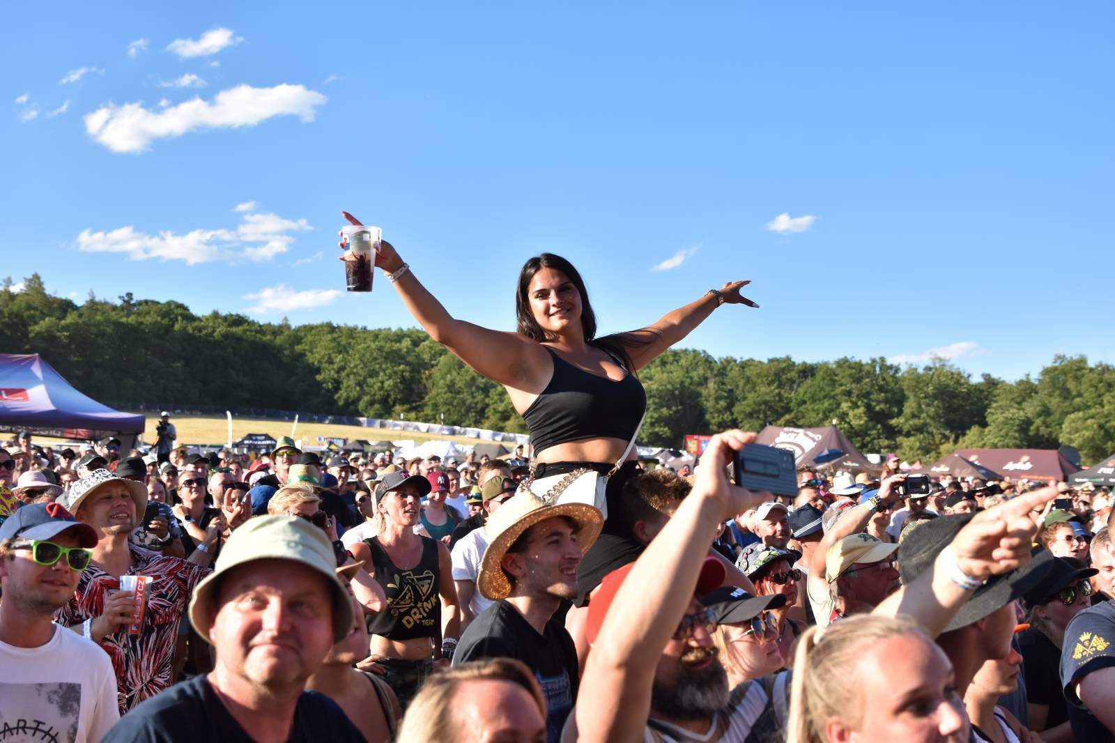 Na Točníku fanoušky zkropili hasiči. Do rozpáleného kotle zamířil Tomáš Klus, zahráli i Dymytry a Kabát
