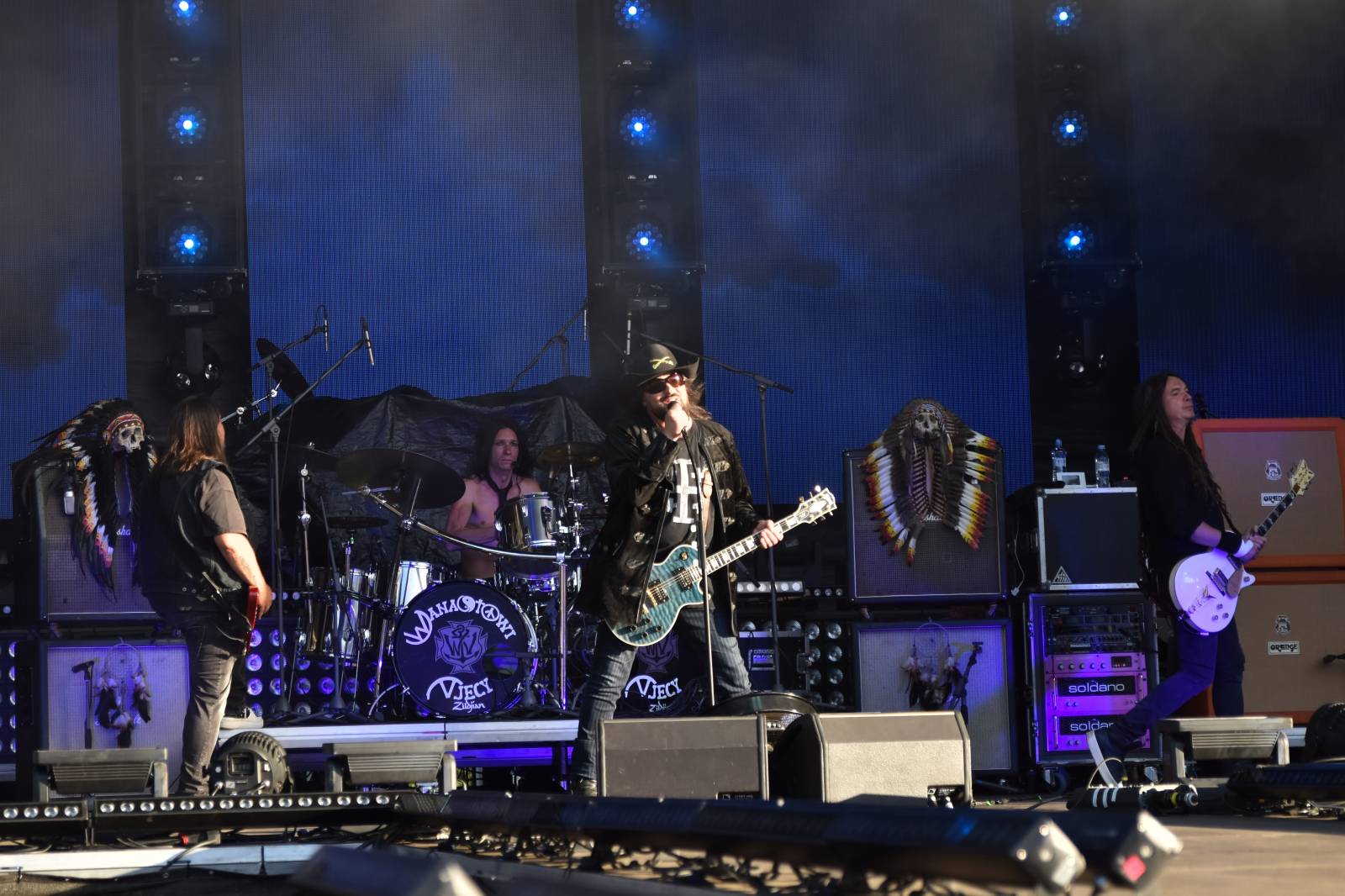 Na Točníku fanoušky zkropili hasiči. Do rozpáleného kotle zamířil Tomáš Klus, zahráli i Dymytry a Kabát