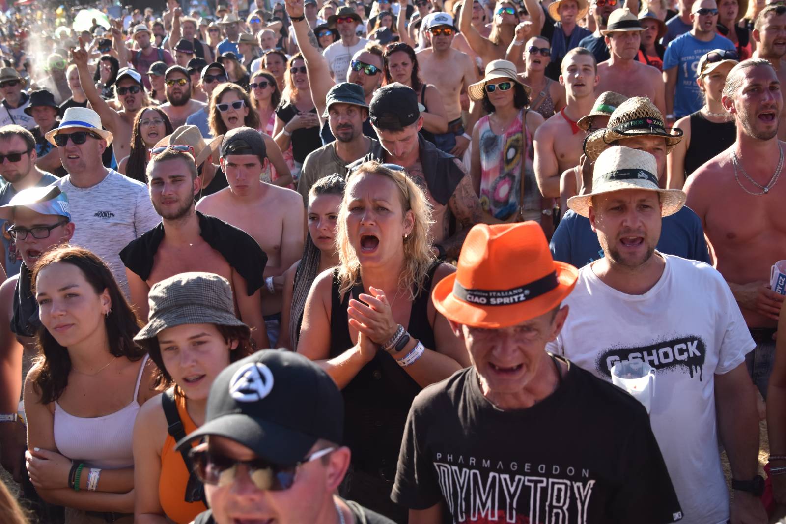 Na Točníku fanoušky zkropili hasiči. Do rozpáleného kotle zamířil Tomáš Klus, zahráli i Dymytry a Kabát