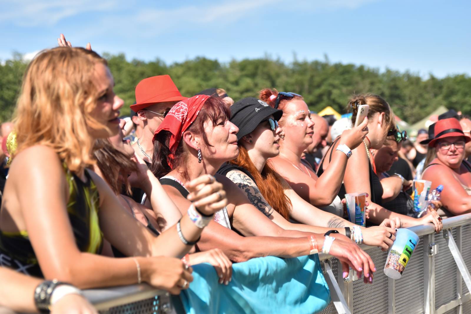 Na Točníku fanoušky zkropili hasiči. Do rozpáleného kotle zamířil Tomáš Klus, zahráli i Dymytry a Kabát