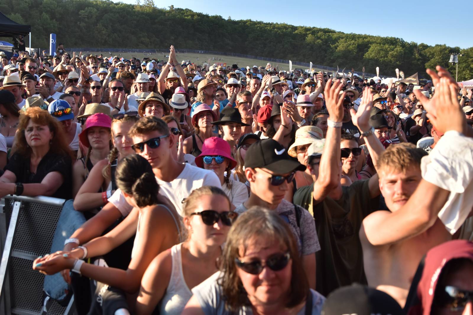 Na Točníku fanoušky zkropili hasiči. Do rozpáleného kotle zamířil Tomáš Klus, zahráli i Dymytry a Kabát