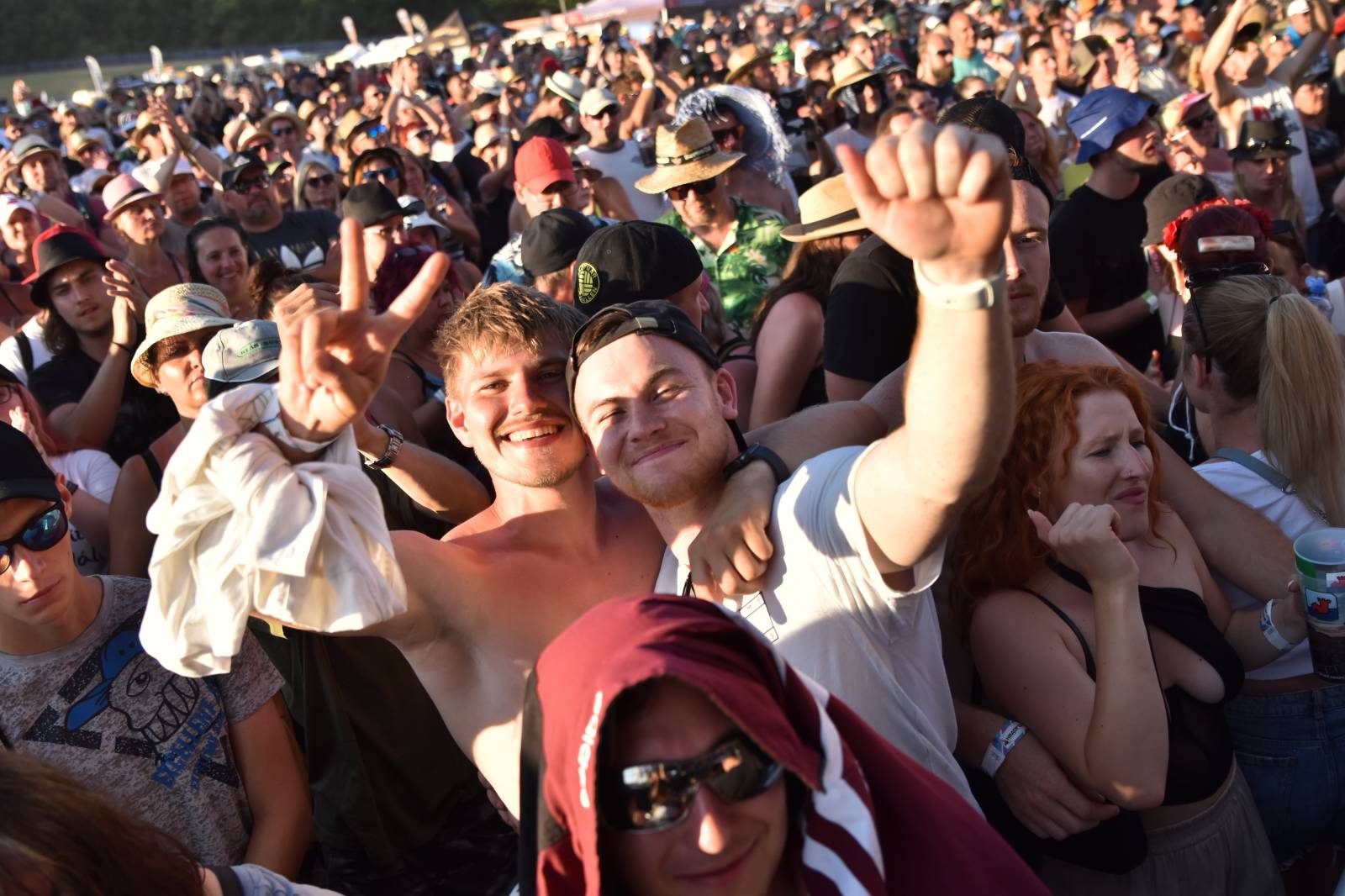 Na Točníku fanoušky zkropili hasiči. Do rozpáleného kotle zamířil Tomáš Klus, zahráli i Dymytry a Kabát