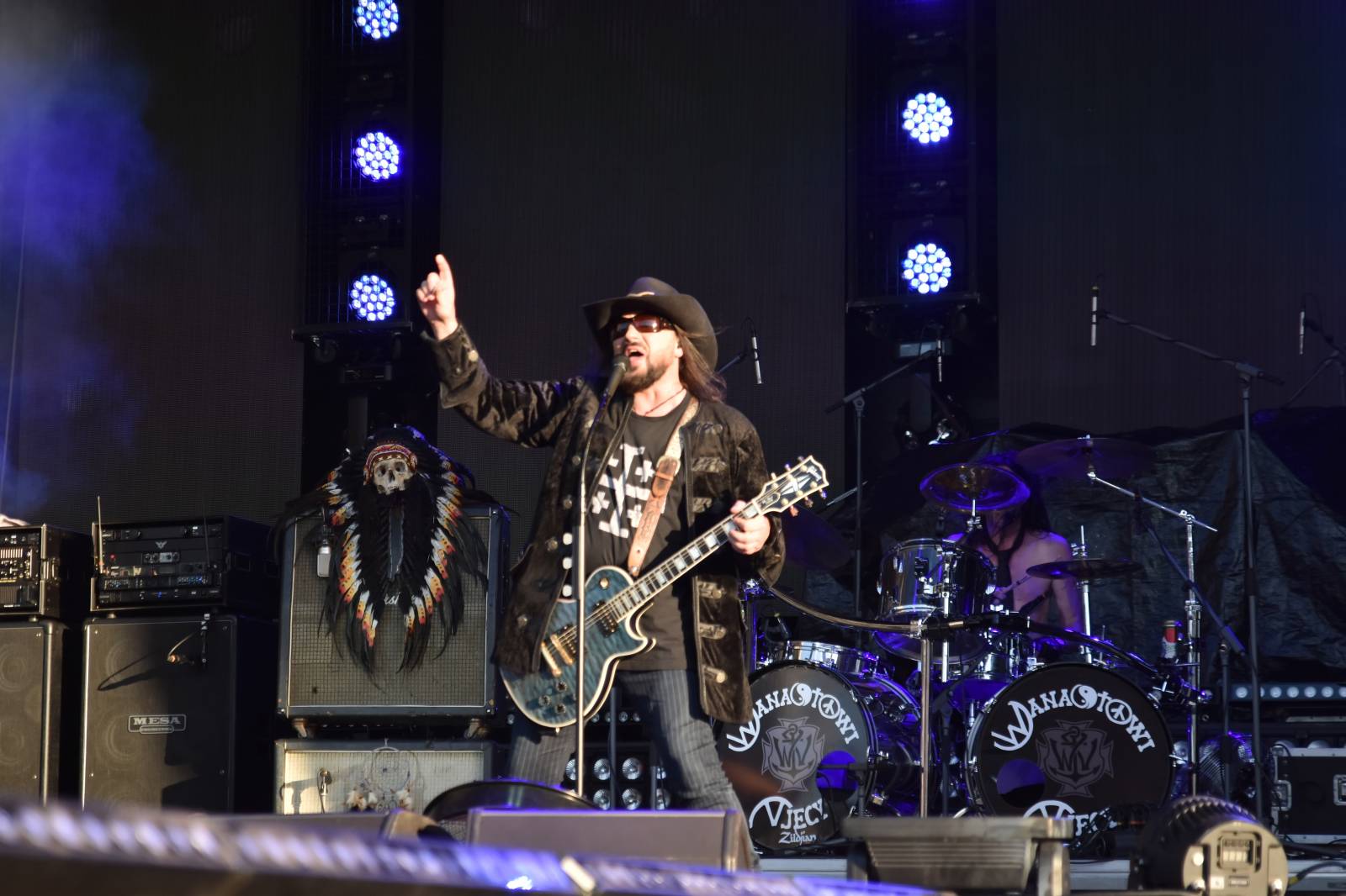 Na Točníku fanoušky zkropili hasiči. Do rozpáleného kotle zamířil Tomáš Klus, zahráli i Dymytry a Kabát