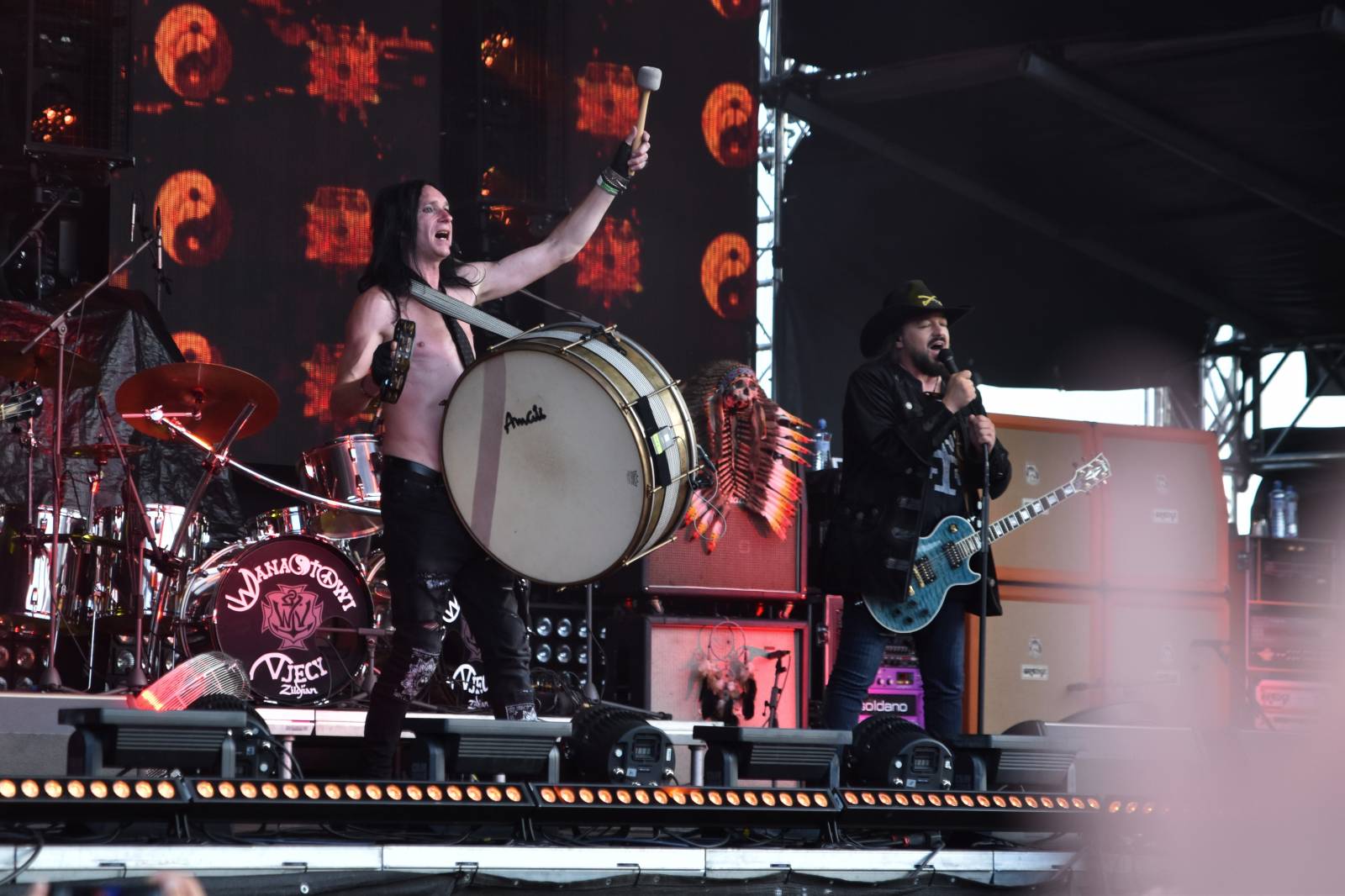 Na Točníku fanoušky zkropili hasiči. Do rozpáleného kotle zamířil Tomáš Klus, zahráli i Dymytry a Kabát