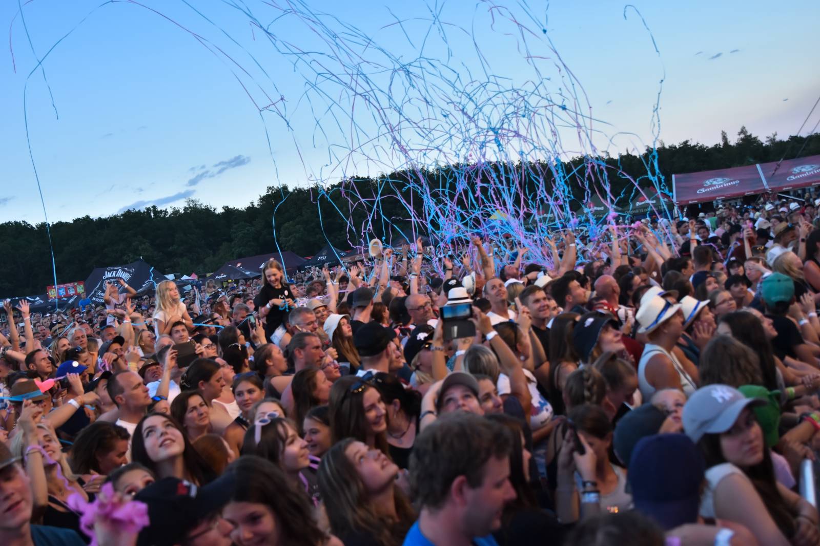 Na Točníku fanoušky zkropili hasiči. Do rozpáleného kotle zamířil Tomáš Klus, zahráli i Dymytry a Kabát