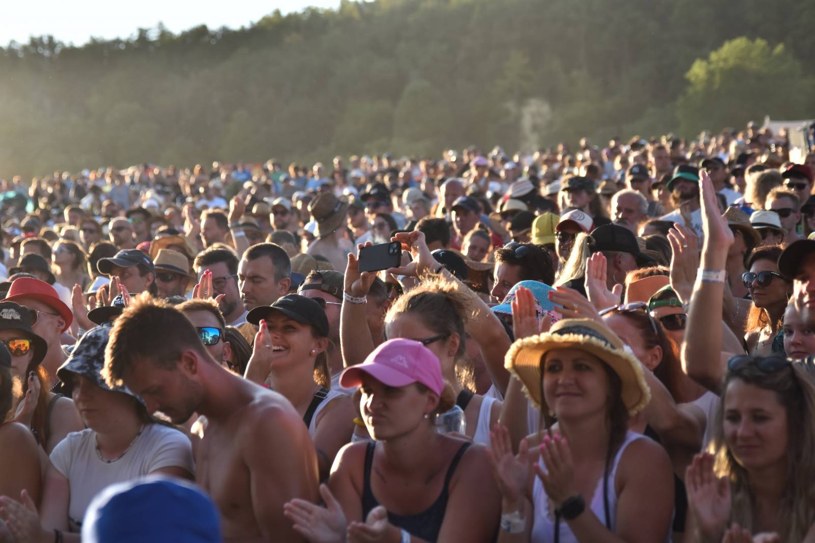 Na Točníku fanoušky zkropili hasiči. Do rozpáleného kotle zamířil Tomáš Klus, zahráli i Dymytry a Kabát