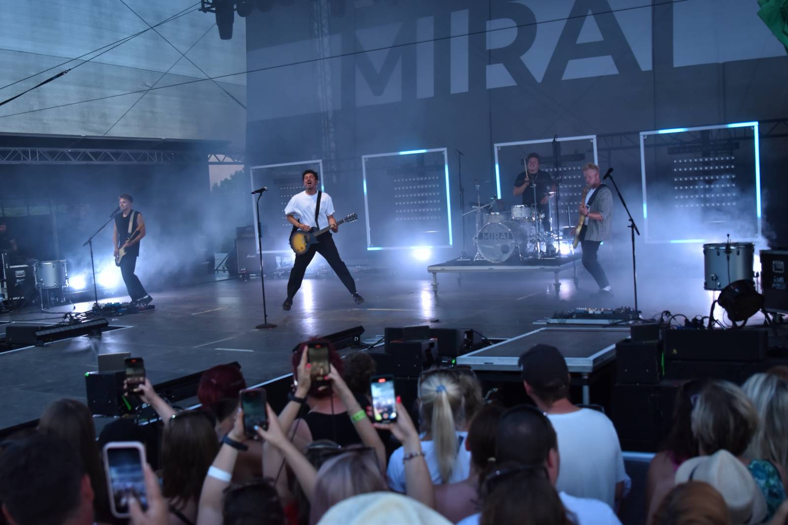 Na Točníku fanoušky zkropili hasiči. Do rozpáleného kotle zamířil Tomáš Klus, zahráli i Dymytry a Kabát