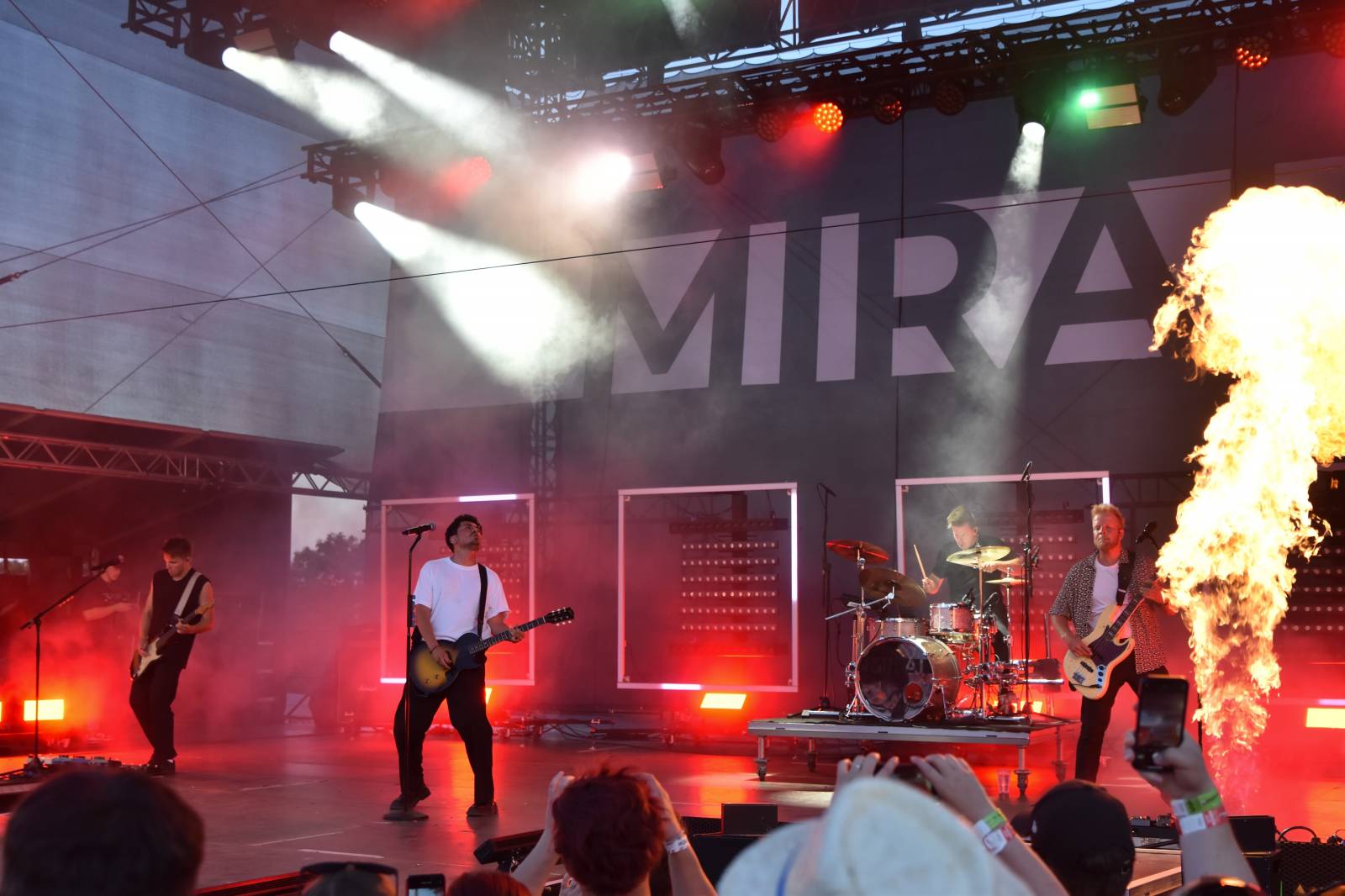 Na Točníku fanoušky zkropili hasiči. Do rozpáleného kotle zamířil Tomáš Klus, zahráli i Dymytry a Kabát