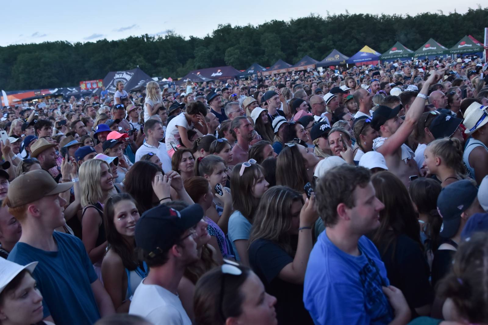 Na Točníku fanoušky zkropili hasiči. Do rozpáleného kotle zamířil Tomáš Klus, zahráli i Dymytry a Kabát