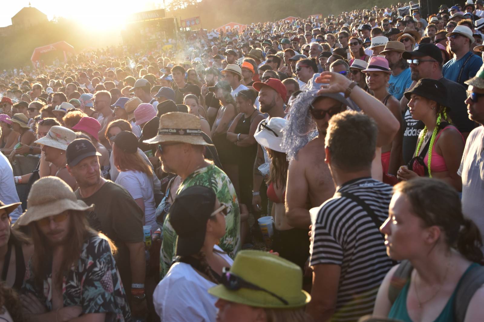 Na Točníku fanoušky zkropili hasiči. Do rozpáleného kotle zamířil Tomáš Klus, zahráli i Dymytry a Kabát