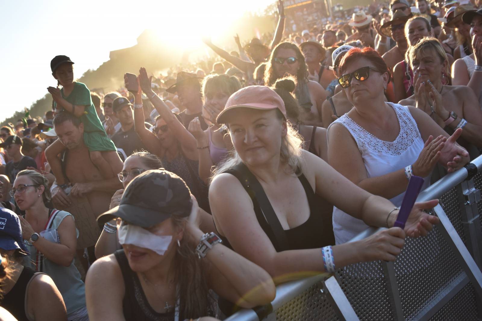 Na Točníku fanoušky zkropili hasiči. Do rozpáleného kotle zamířil Tomáš Klus, zahráli i Dymytry a Kabát